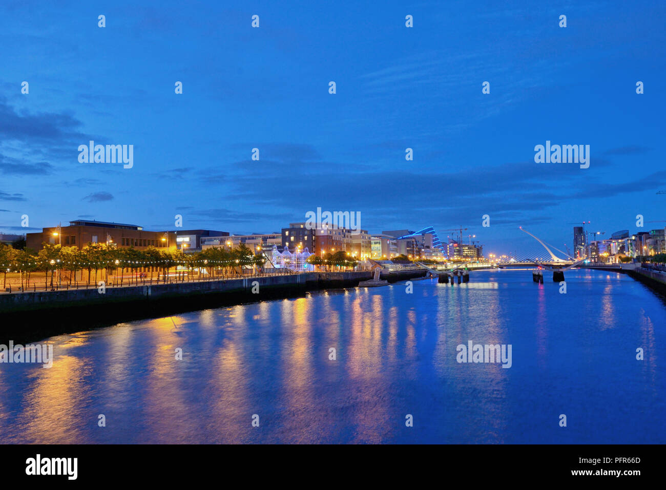 Rivière Liffey au centre-ville de Dublin la nuit - Irlande Banque D'Images