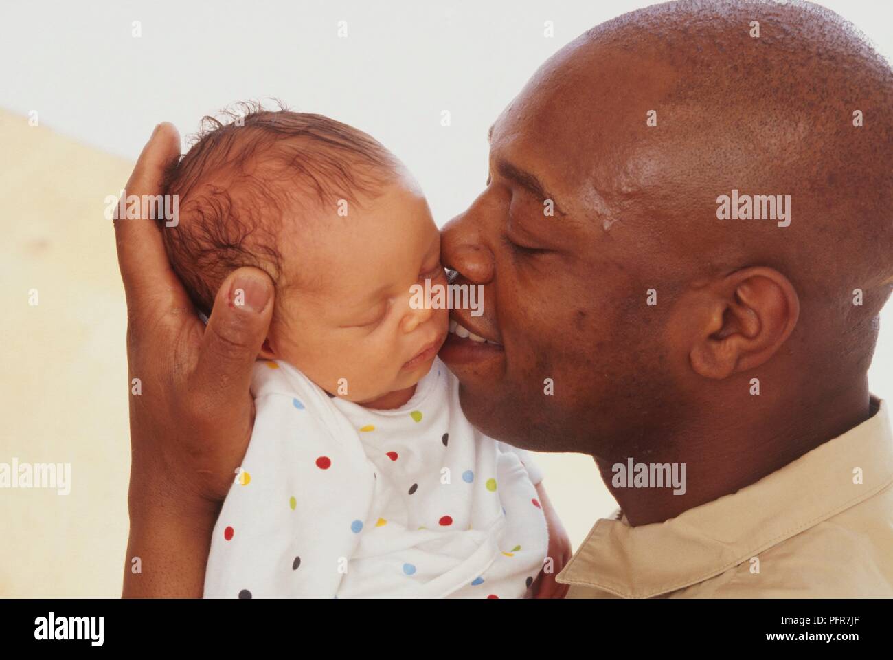 Couple Jeune Bebe Sur La Joue Tout En Soutenant Sa Tete Avec Sa Main Side View Photo Stock Alamy