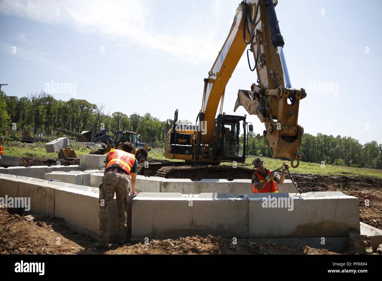 Les Marines américains avec le 6e Bataillon de soutien du génie, 4e Groupe Logistique, maritime et du commando britannique avec 131 Escadron Commando des Royal Engineers, l'armée britannique, la construction d'un bunker sur un chantier au cours de l'exercice Red Dagger à Fort Indiantown Gap, en Pennsylvanie, le 21 mai 2018. L'exercice Red poignard est un exercice d'entraînement bilatéral qui donne l'occasion d'échanger des Marines tactiques, techniques et procédures ainsi qu'établir des relations de travail avec leurs homologues britanniques. Banque D'Images