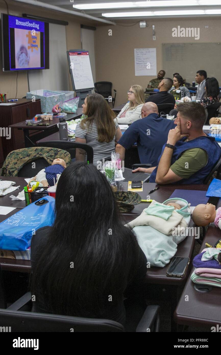 Les Marines américains et leurs proches assister à une classe sur Boot Camp Bébé Marine Corps Base Camp Pendleton, en Californie, le 21 mai 2018. La classe discute des sujets tels que les soins de base, sécurité du nourrisson, et le rôle d'un parent. Banque D'Images