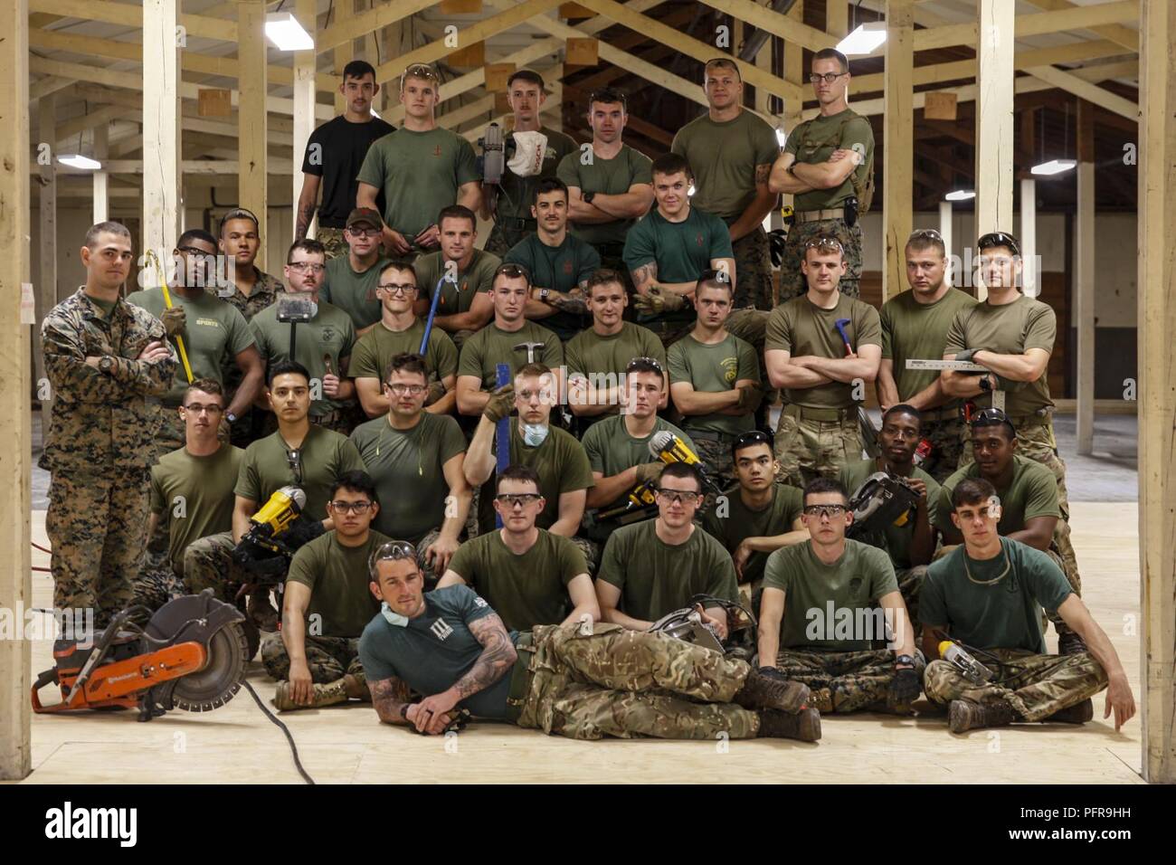Les Marines américains avec le 6e Bataillon de soutien du génie, 4e Groupe Logistique, maritime et du commando britannique avec 131 Escadron Commando des Royal Engineers, l'armée britannique, posent pour une photo de groupe sur un site de construction au cours de l'exercice Red Dagger à Fort Indiantown Gap, en Pennsylvanie, le 23 mai 2018. L'exercice Red poignard est un exercice d'entraînement bilatéral qui donne l'occasion d'échanger des Marines tactiques, techniques et procédures ainsi qu'établir des relations de travail avec leurs homologues britanniques. Banque D'Images