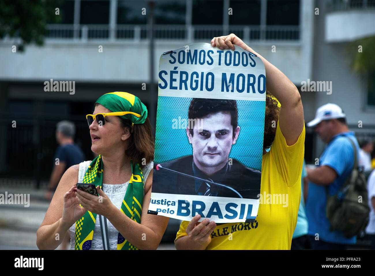 Brésil, Rio de Janeiro - le 4 décembre 2016 : un manifestant tient une bannière qui se lit "Nous sommes tous Sergio Moro," faisant référence à 'Carwash' juge Sergio Moro Banque D'Images