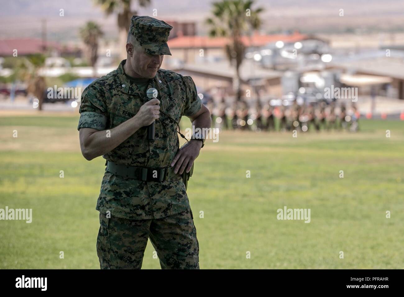 Le lieutenant-Colonel Jonathan Q. Kenney, commandant le 2e Bataillon, 7e Régiment de Marines, donne ses remarques au cours de la passation de commandement du Kenney au lieutenant-colonel Stuart W. Glenn, sur-entrée commandant, 2/7, à lance le Cpl. Torrey L. Champ gris à bord du Marine Corps Air Ground Combat Center, le 22 mai 2018. Kenney a agi à titre de commandant de 2/7 depuis décembre 2016 et devrait faire rapport au Naval War College de Newport, RI, en juillet 2018. Banque D'Images