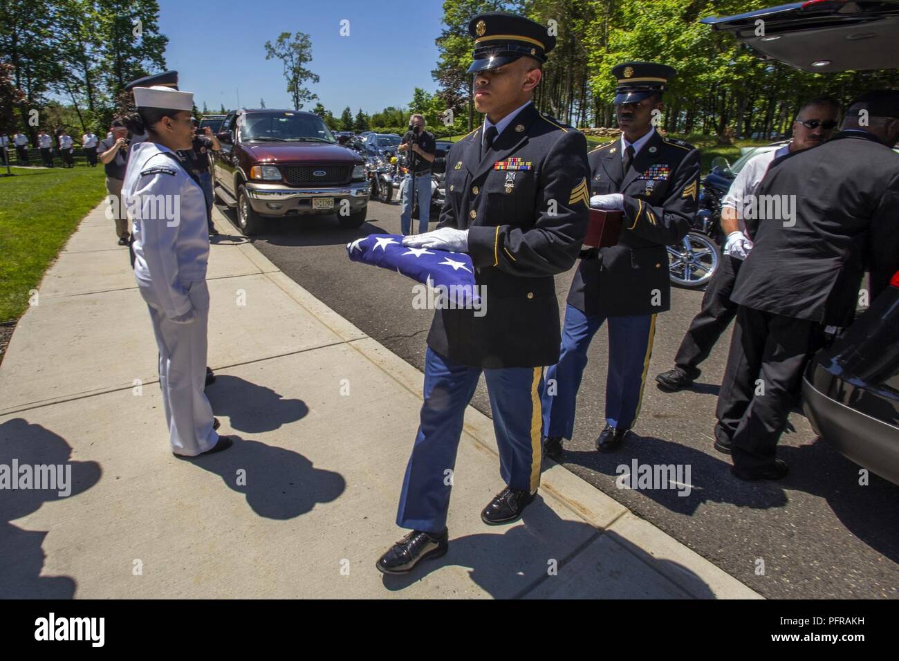 Le sergent de l'armée américaine. Bénissez Sherrill, centre, et le Sgt. Raheem Rowell, tant avec le New Jersey Army National Guard, porter un drapeau et l'urne contenant les cremains d'un ancien combattant au cours de la 27e mission d'honneur du New Jersey (NJMOH) Cérémonie au brigadier général William C. Doyle Memorial Cemetery at North Hanover Township, N.J., le 24 mai 2018. L'cremains de sept anciens combattants de la Seconde Guerre mondiale - James M. Bey, Walter R. joues, Herbert L. Felder, Leroy J. Jefferson, John G. Leake, Wesley Ross, et Charles R. Upshaw Sr., un vétéran de Corée, Booker Tullis Sr., un vétéran du Vietnam Samuel F. Dorsey Jr., et un C Banque D'Images