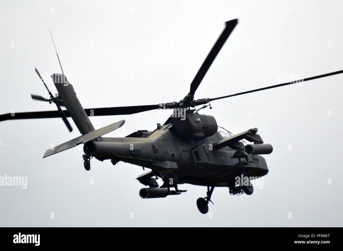 Un AH-64 Apache affecté à la 25e Brigade d'aviation de combat, 25e Division d'infanterie, manoeuvre pour se mettre en position au cours d'un exercice de tir réel pour Tiger Balm 18 à Schofield Barracks, Missouri, le 24 mai 2018. Tiger Balm est un exercice bilatéral sont tenus annuellement entre les États-Unis et Singapour armées. Banque D'Images