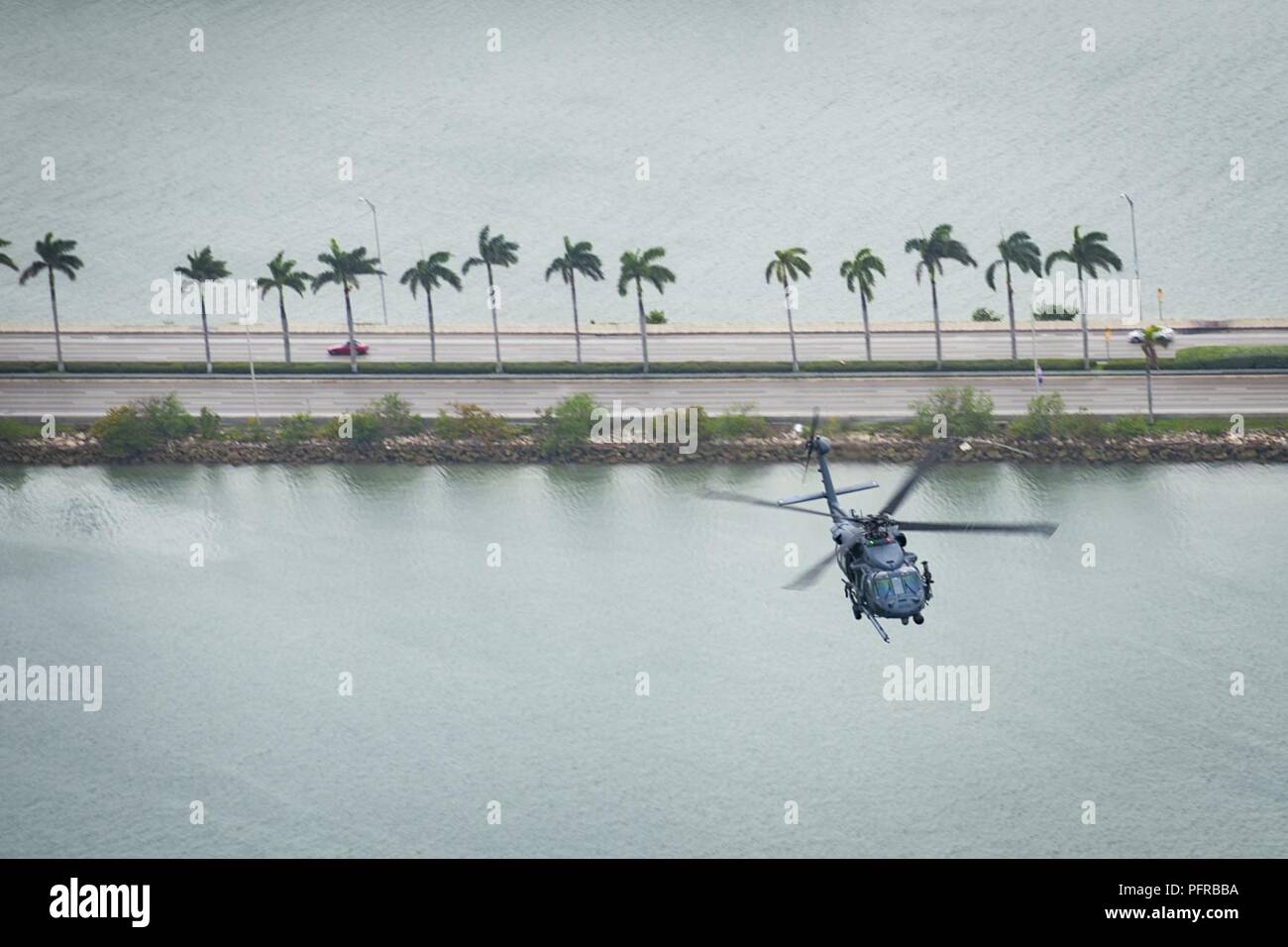 La réserve de la Force aérienne de l'aviateurs citoyen 301e Escadron de sauvetage hors de Patrick Air Force Base à Cocoa Beach, Floride voler près de Miami Beach à bord d'un HH-60G Pave Hawk le 25 mai 2018, au cours d'un exercice pratique pour le 2e rapport annuel Hommage aux héros américains montrent l'air et la mer. Cet événement de deux jours en vedette d'avions de chasse militaires et d'autres aéronefs et l'équipement de toutes les branches des forces armées des États-Unis à l'occasion de Memorial Day, honorant servicemembers qui ont fait le sacrifice ultime. Banque D'Images