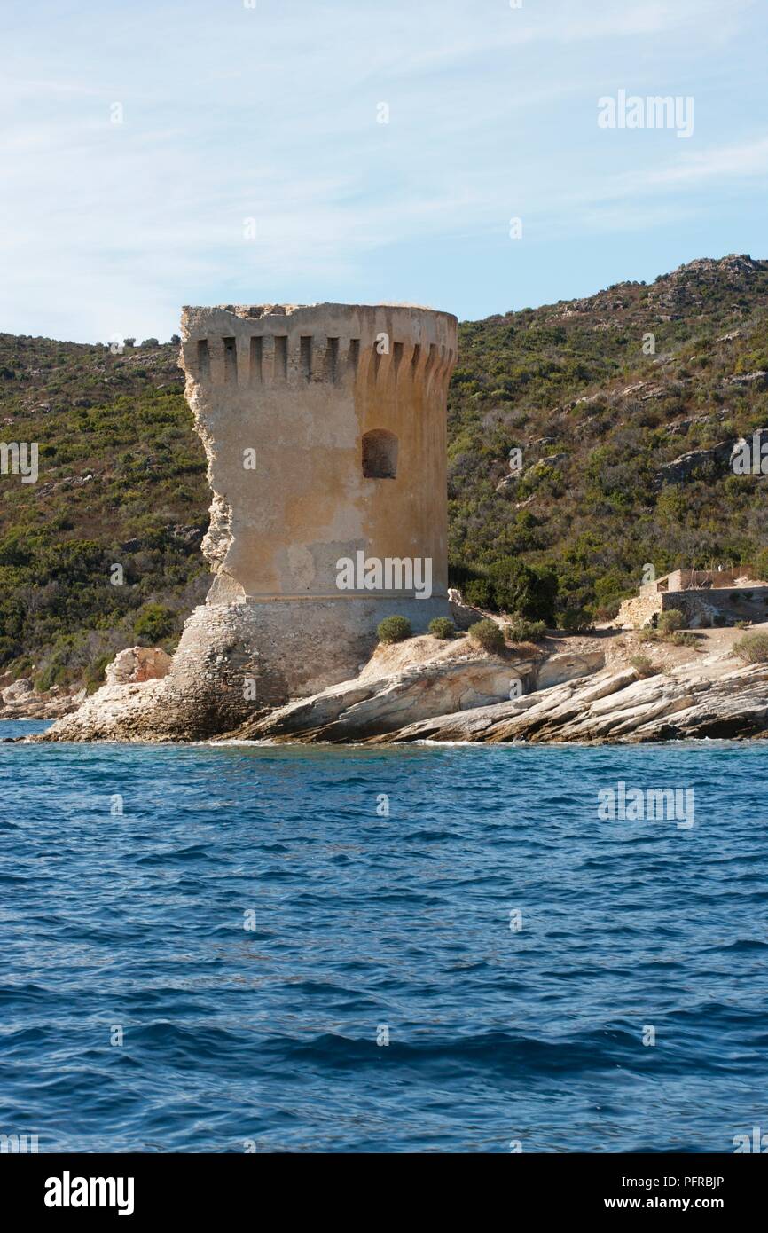 Corse, Tour de la Mortella, vestiges de la tour du 18ème siècle au bord de l'eau sur le littoral Banque D'Images