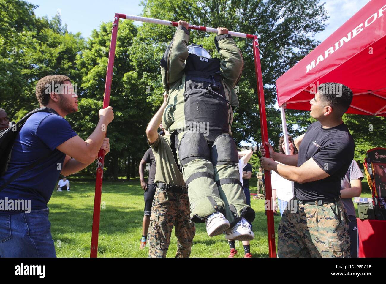 Un spectateur tente d'effectuer une remontée au cours de la Journée maritime dans le cadre de la Fleet Week New York à Prospect Park à Brooklyn, New York, 26 mai 2018. La Fleet Week New York est l'occasion pour le public américain pour répondre à leurs Corps des Marines, les équipes de la Marine et de la Garde côtière et de l'expérience de la mer de l'Amérique. Banque D'Images