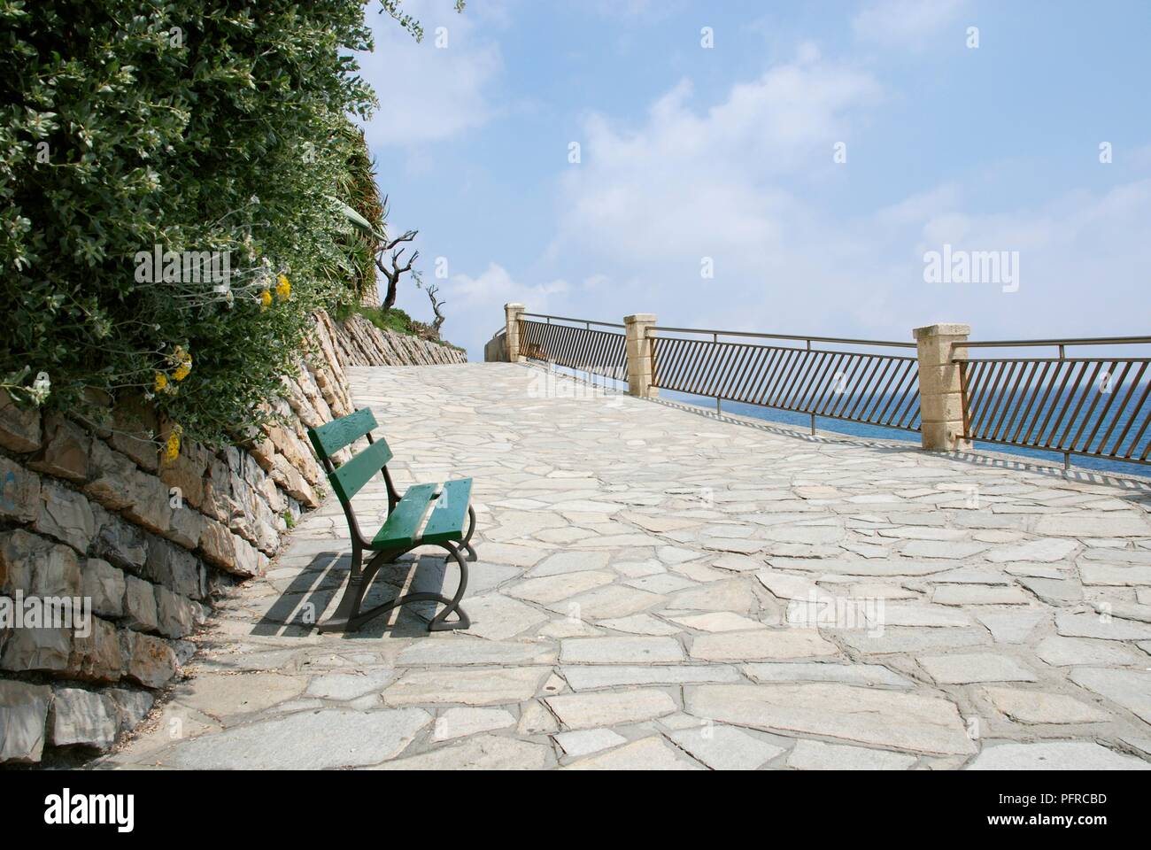L'Italie, Ligurie, Imperia, Porto Maurizio, Lungomare (promenade), vide banc avec vue sur mer Banque D'Images