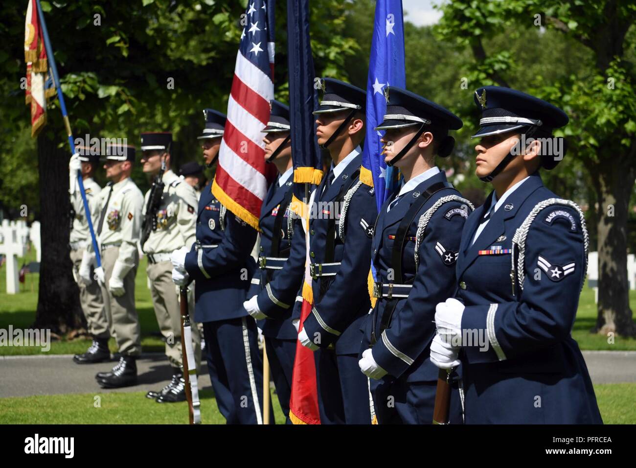 Une garde d'honneur d'un détail de la Base Aérienne de Spangdahlem, en Allemagne, participe à une cérémonie du Jour du Souvenir aux côtés de leurs homologues français à Suresnes American Cemetery and Memorial, près de Paris, France, 27 mai 2018. La cérémonie a eu lieu pour honorer les 1 500 membres des services américains enterrés là. Banque D'Images