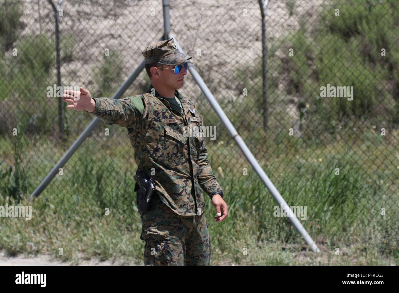 Kaboul, Afghanistan (mai 27, 2018) - Une organisation internationale de la Police militaire des Forces armées de Bosnie-Herzégovine effectue une patrouille de routine à l'Aéroport International d'Hamid Karzaï, le 27 mai 2018. La Bosnie-et-Herzégovine sont l'une des 39 nations qui jouent un rôle important dans l'appui résolu de l'OTAN mission. (Appui résolu Banque D'Images