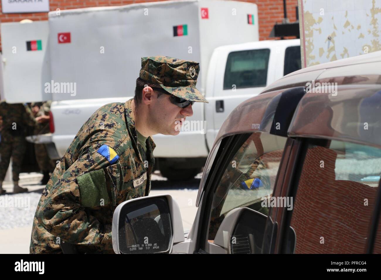 Kaboul, Afghanistan (mai 27, 2018) - Une organisation internationale de la Police militaire des Forces armées de Bosnie-Herzégovine effectue une patrouille de routine à l'Aéroport International d'Hamid Karzaï, le 27 mai 2018. La Bosnie-et-Herzégovine sont l'une des 39 nations qui jouent un rôle important dans l'appui résolu de l'OTAN mission. (Appui résolu Banque D'Images