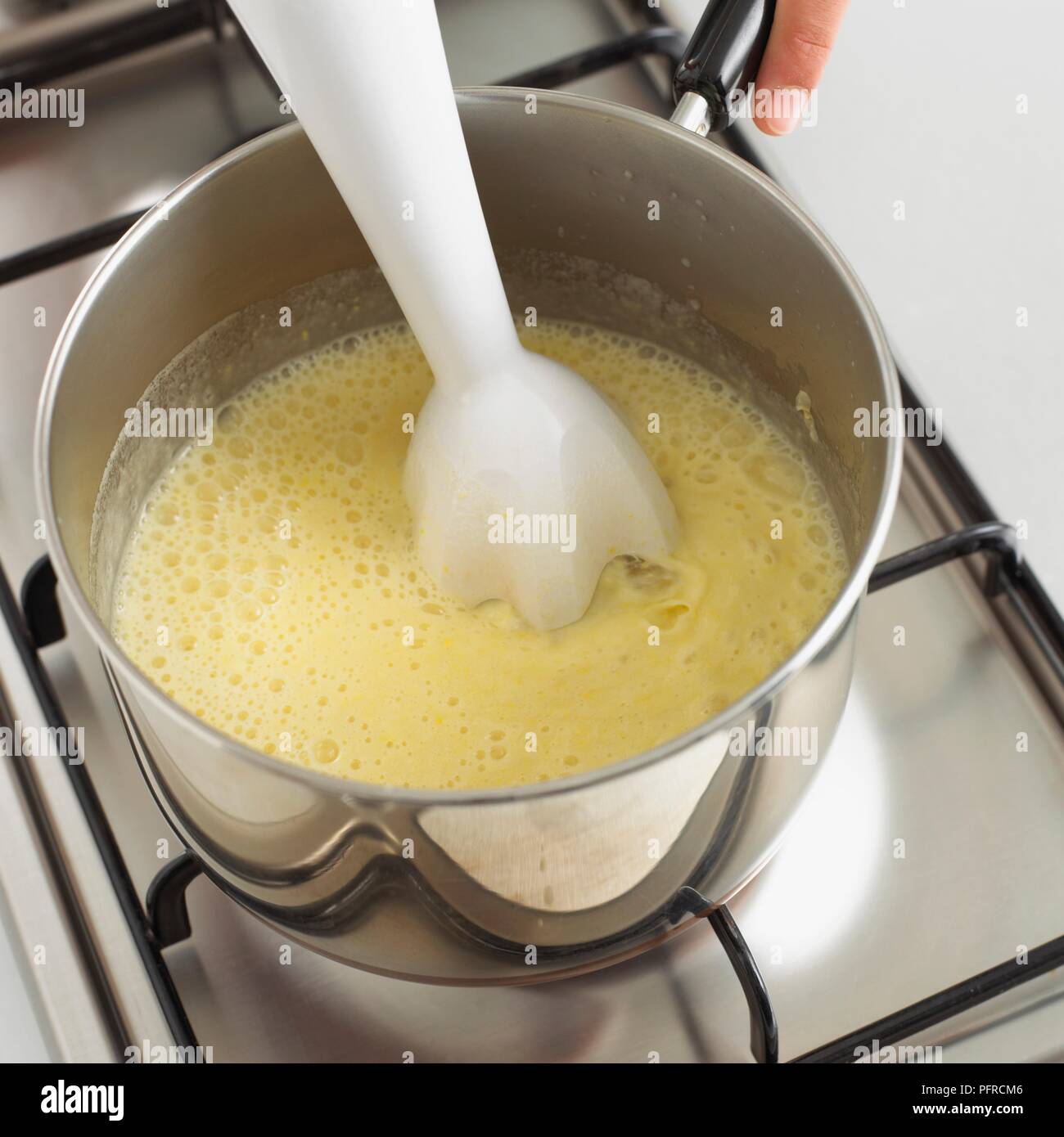 Soupe de mélange de maïs dans une casserole, à l'aide d'un mélangeur,  close-up Photo Stock - Alamy