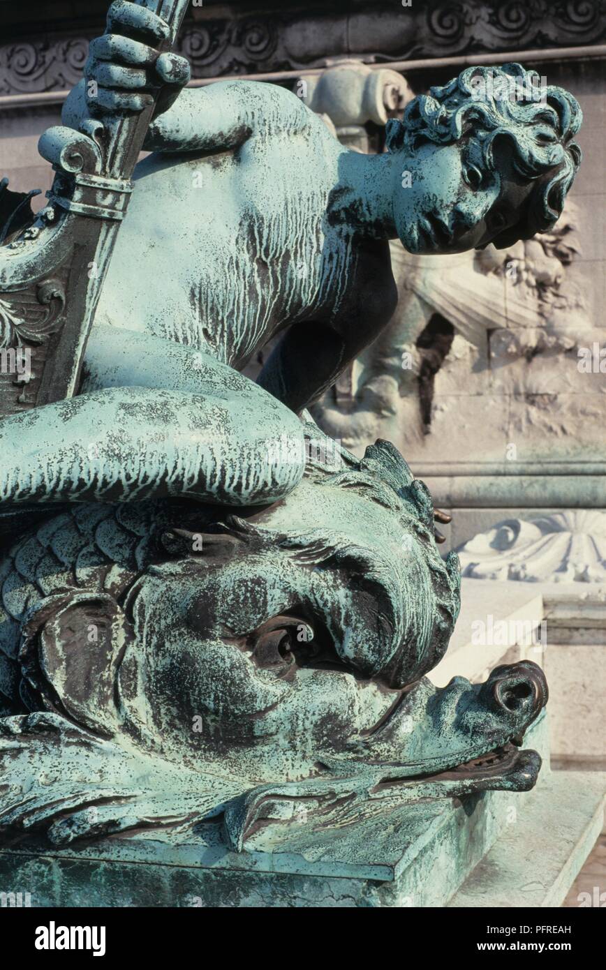 France, Paris, le Pont Alexandre III, la statue en bronze d'un garçon Banque D'Images