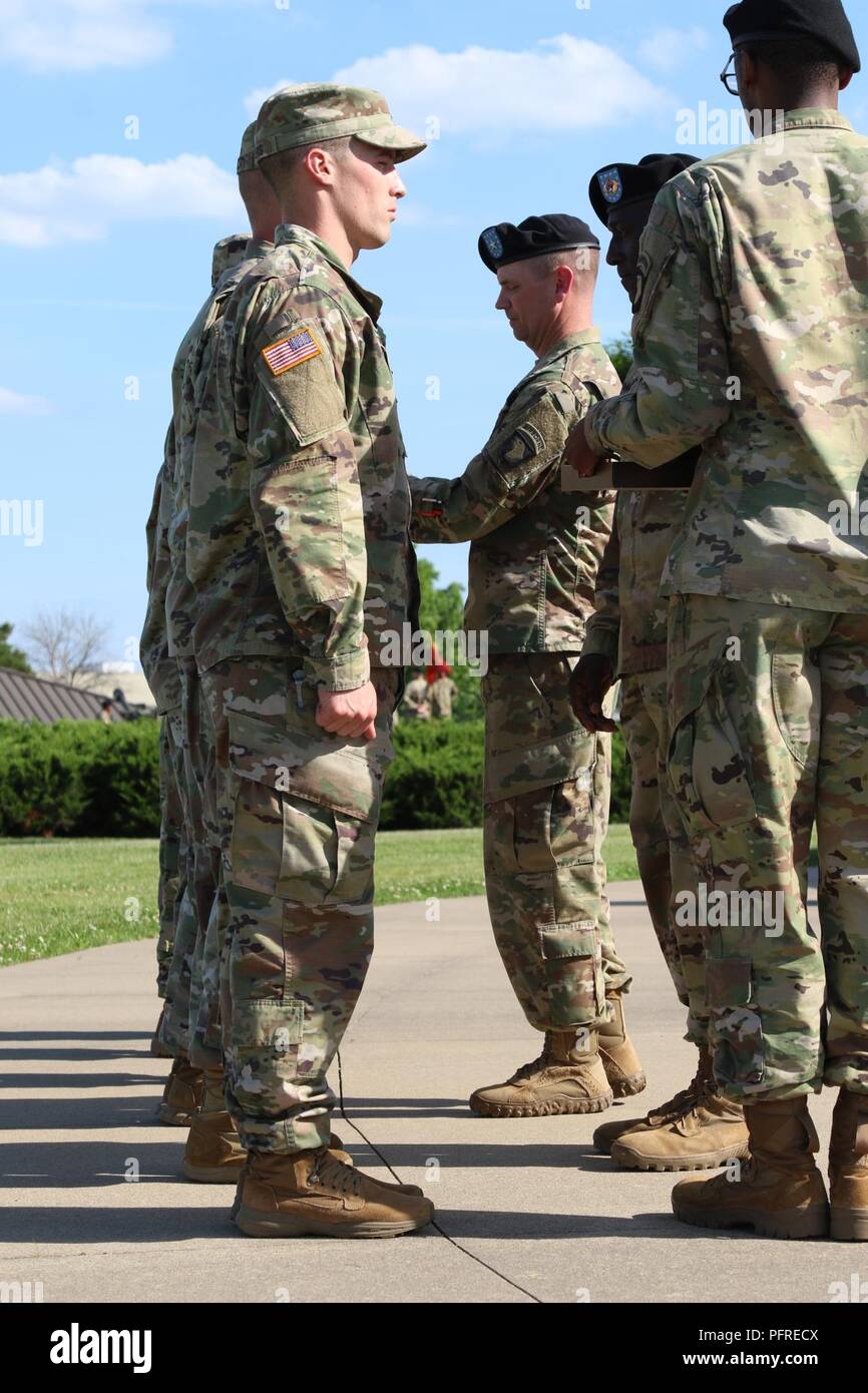 Le brig. Le général Todd Royar général commandant par intérim de la 101st Airborne Division et commande le Sgt. Le major James L. Manning division par intérim de sergent-major de commandement des soldats présents lors de la remise des prix avec honneur Eagle Cérémonie hors McAuliffe Hall le Fort Campbell, Kentucky, le 24 mai. Les soldats ont remporté les prix en gagnant le Fort Campbell's Best Air Assault Soldier la concurrence sur ses 2018 Jour de l'Aigle. Banque D'Images