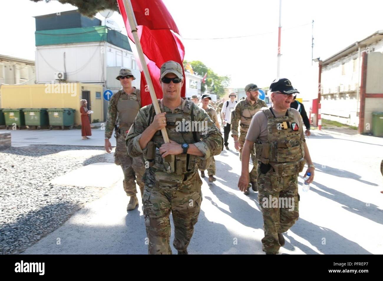 Kaboul, Afghanistan (mai 27, 2018) - Plus de 220 membres de l'appui résolu a effectué un 25 kilomètres de marche, connue sous le contingent danois (DANCON) Mars à l'appui d'anciens combattants danois. La marche a été une tradition avec la Défense danoise depuis 1972 lorsque l'Armée royale danoise a été déployée sur Chypre. Banque D'Images