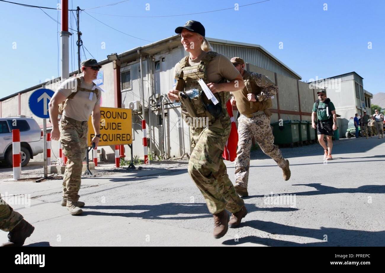 Kaboul, Afghanistan (mai 27, 2018) - Plus de 220 membres de l'appui résolu a effectué un 25 kilomètres de marche, connue sous le contingent danois (DANCON) Mars à l'appui d'anciens combattants danois. La marche a été une tradition avec la Défense danoise depuis 1972 lorsque l'Armée royale danoise a été déployée sur Chypre. Banque D'Images
