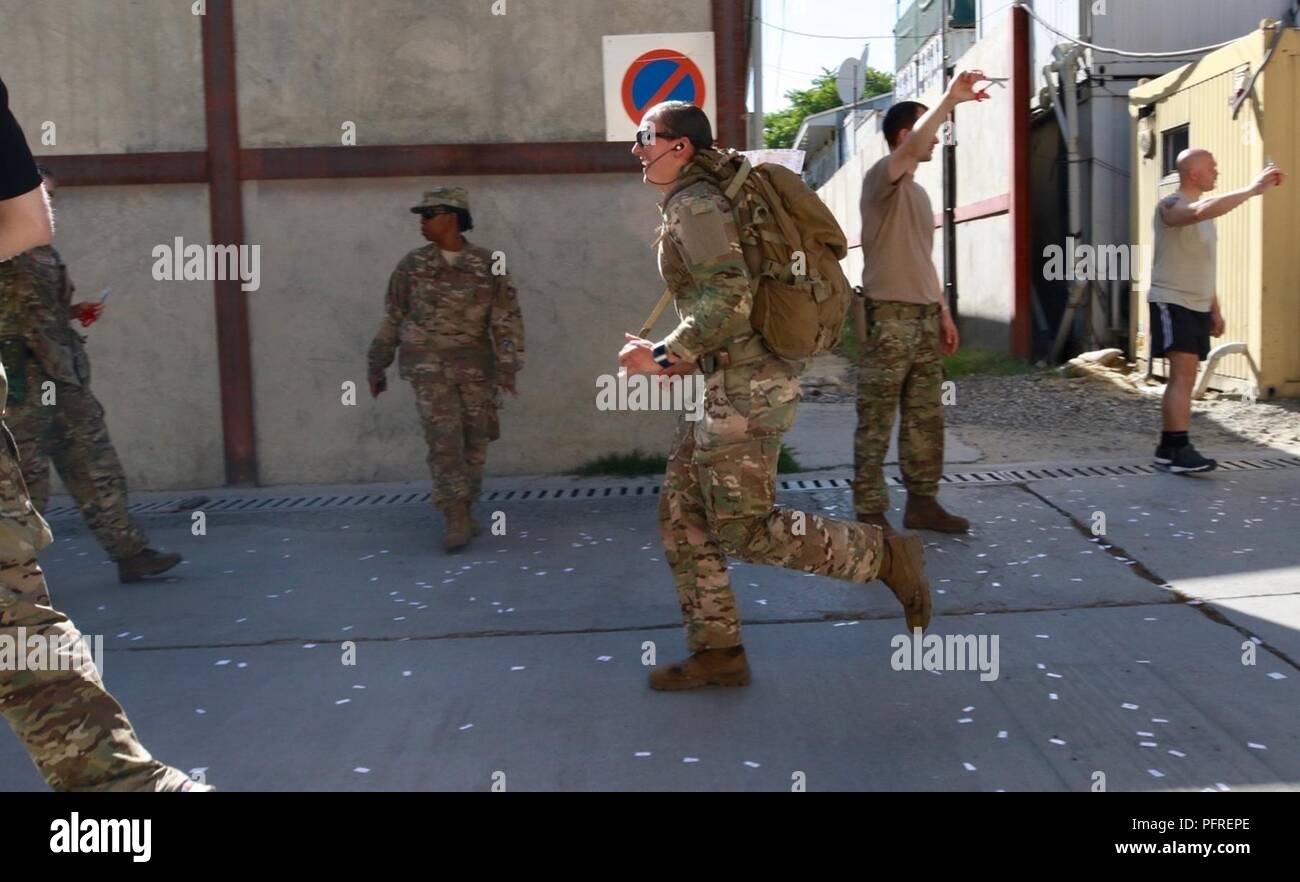 Kaboul, Afghanistan (mai 27, 2018) - Plus de 220 membres de l'appui résolu a effectué un 25 kilomètres de marche, connue sous le contingent danois (DANCON) Mars à l'appui d'anciens combattants danois. La marche a été une tradition avec la Défense danoise depuis 1972 lorsque l'Armée royale danoise a été déployée sur Chypre. Banque D'Images