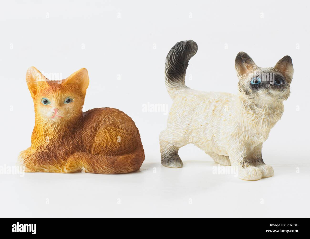 Les petits ornements de chat siamois et gingembre Banque D'Images