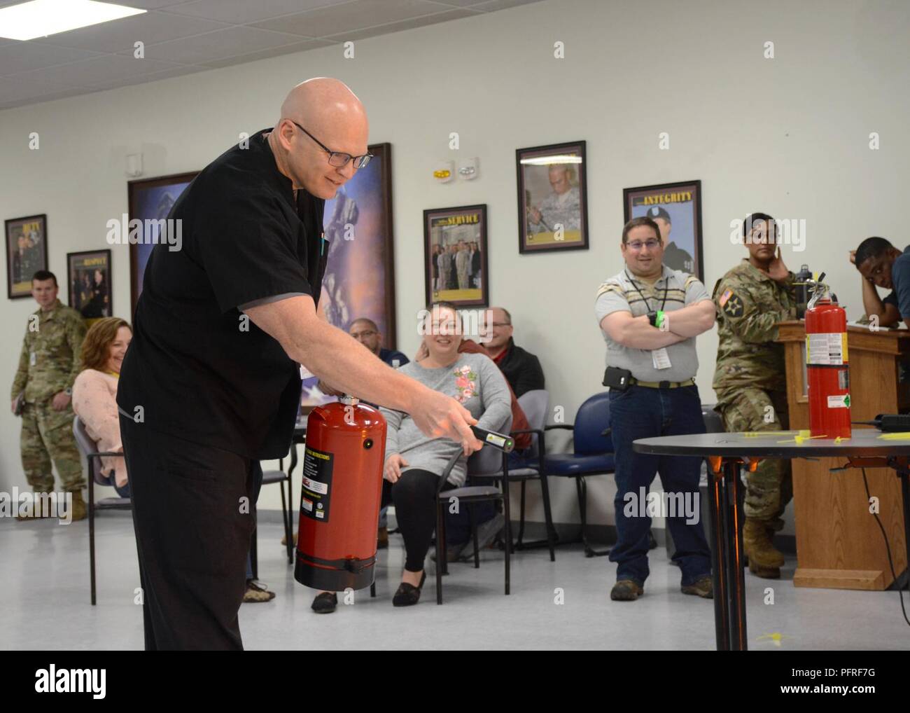 FORT DRUM, N.Y. - David Martin, un employé civil de la clinique de soins ambulatoires Guthrie, Fort Drum, N.Y., éteint un incendie simulé à l'aide d'un simulateur d'extincteur lors d'un événement de formation à la sécurité à la Clinique de Guthrie 25 mai. Au cours de la présentation, les participants ont été chargés sur la bonne utilisation des extincteurs ainsi que comprendre quel type d'extincteur à utiliser pour différents types d'incendies. Banque D'Images