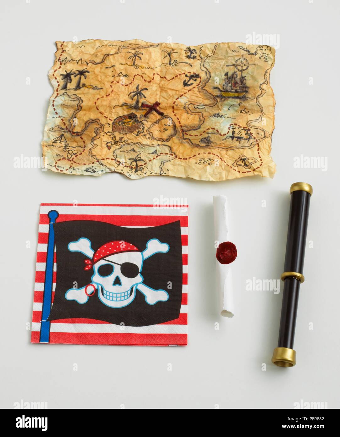 Carte Pirate, tête de mort drapeau, faites défiler avec télescope et du sceau rouge Banque D'Images