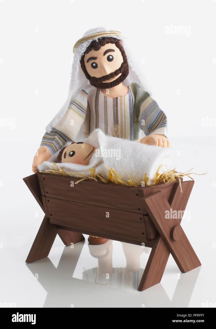Univers miniatures de Joseph et l'enfant Jésus dans la crèche Banque D'Images