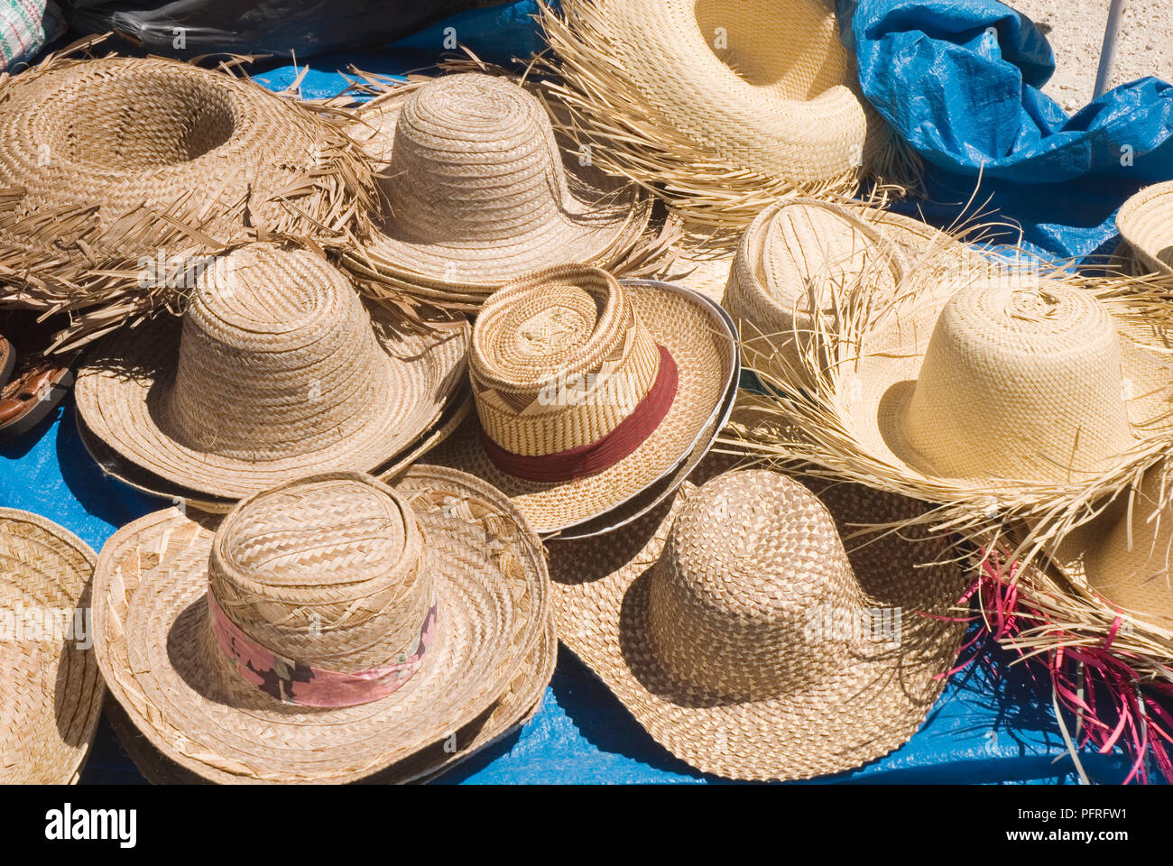 Petites Antilles, les îles sous le vent, Guadeloupe, Le Gosier, les chapeaux  de paille à vendre au marché du dimanche Photo Stock - Alamy