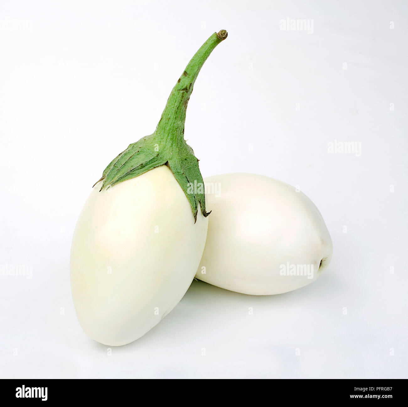 Les aubergines blanches sur fond blanc, close-up Banque D'Images