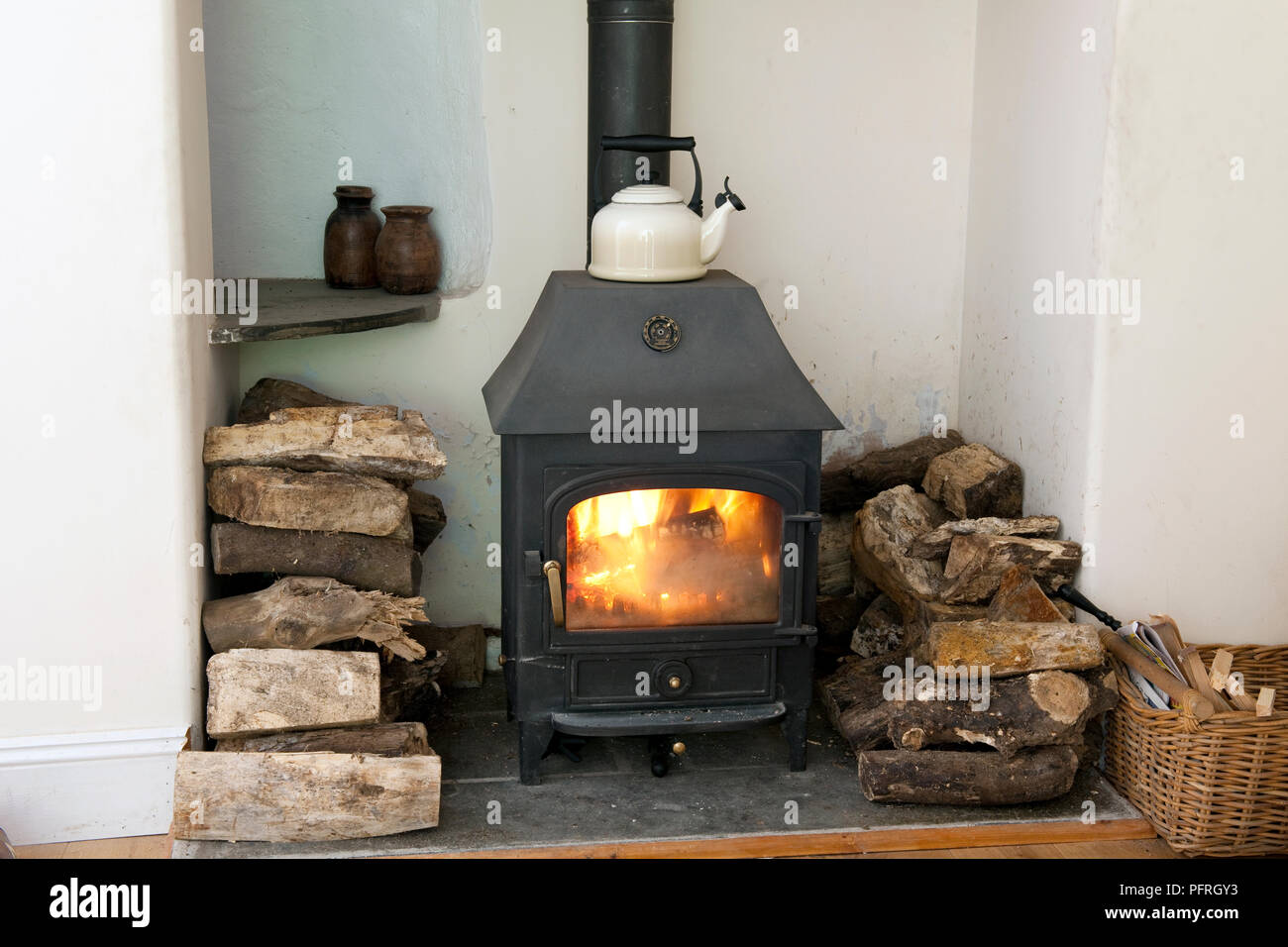 Électrique sur poêle à bois Banque D'Images