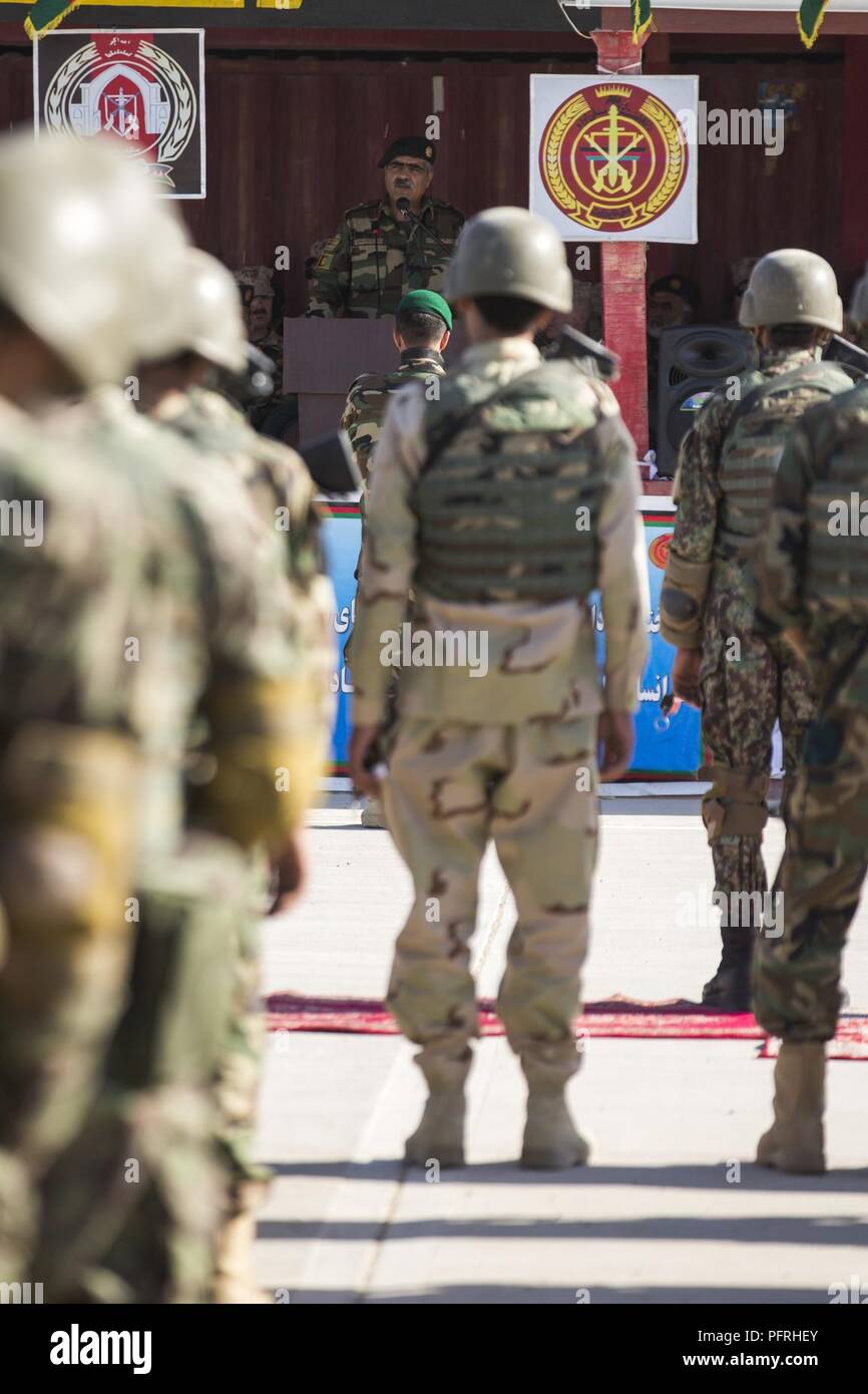 La province d'Helmand, en Afghanistan (24 mai 2018) - Brig. Le général Abdul Hadi, l'Armée nationale afghane (ANA) 215e Corps canadien commandant adjoint, parle aux soldats avec 2e Kandak, 2e Brigade, 215e Corps de l'ANA pendant un cycle de préparation opérationnelle (ORC) Cérémonie d'ouverture au Camp Shorabak. L'ORC est une formation de deux mois c'est en partie, l'accent sur l'infanterie et les armes combinées tout en développant des compétences sous-officiers pour renforcer la capacité de combat global de l'appareil. L'ORC permet d'appliquer les connaissances et la formation qu'ils reçoivent pour leur prochaine affectation sur les lignes de front. Banque D'Images