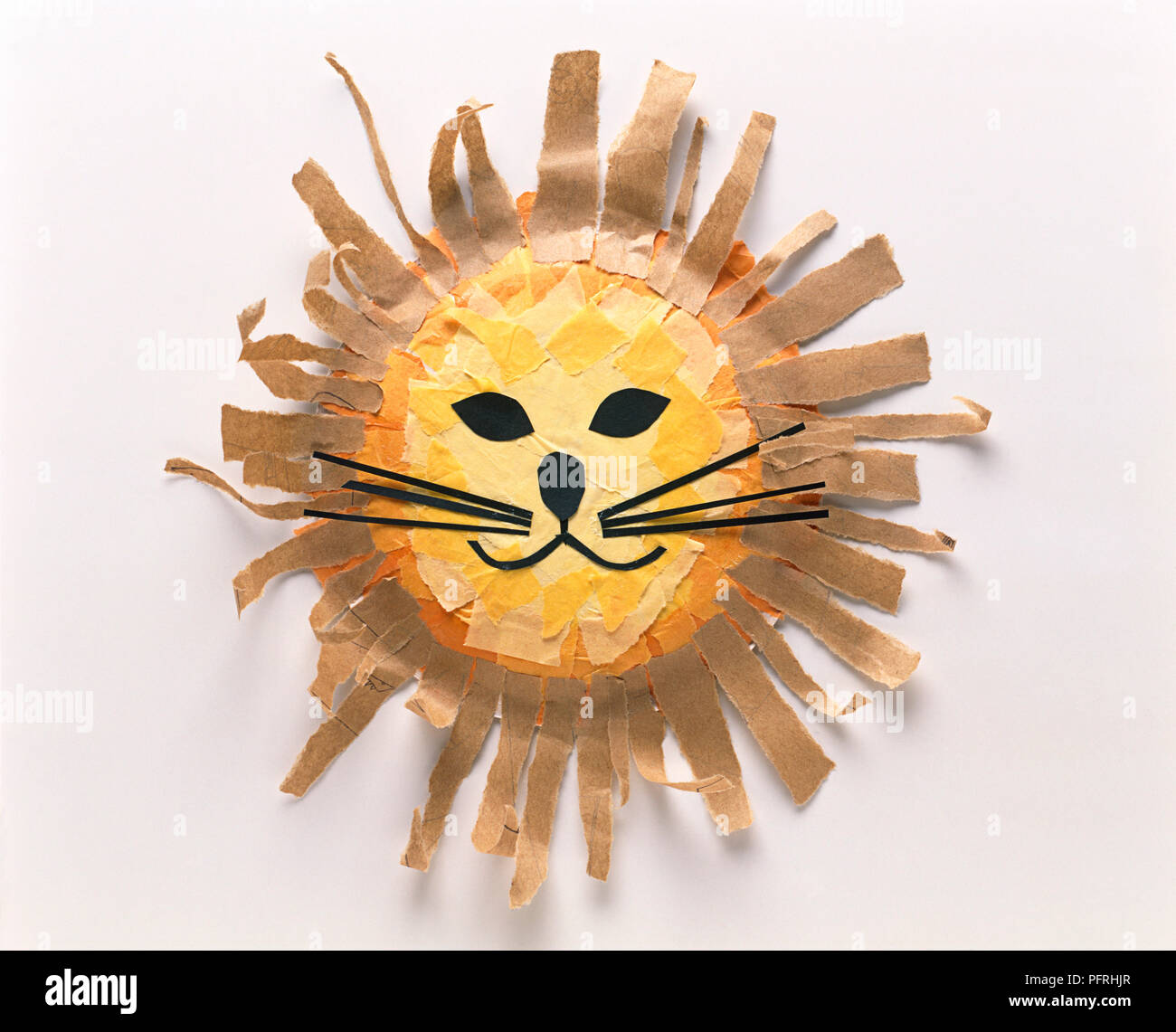Masque de lion collage fait à partir d'une assiette en carton et du papier  de couleur Photo Stock - Alamy