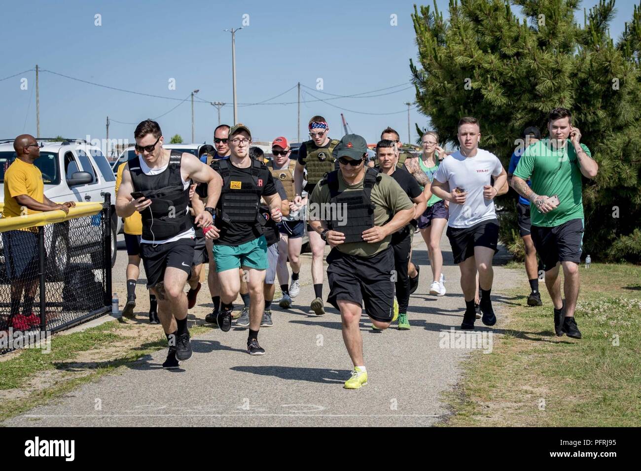 NORFOLK, Virginie (24 mai 2018) marins affectés au porte-avions USS George H. W. Bush (CVN 77) commencer le premier mile run de l'activité de conditionnement physique Défi Murph en reconnaissance de Memorial Day. Le défi Murph honore le lieutenant Michael Murphy, un Navy SEAL qui a perdu la vie en Afghanistan en 2005. Le défi est de terminer une course d'un mille, 100 200 pull-up, push-ups, 300 s'accroupit, et second-mile run, tous à moins d'une heure. Banque D'Images