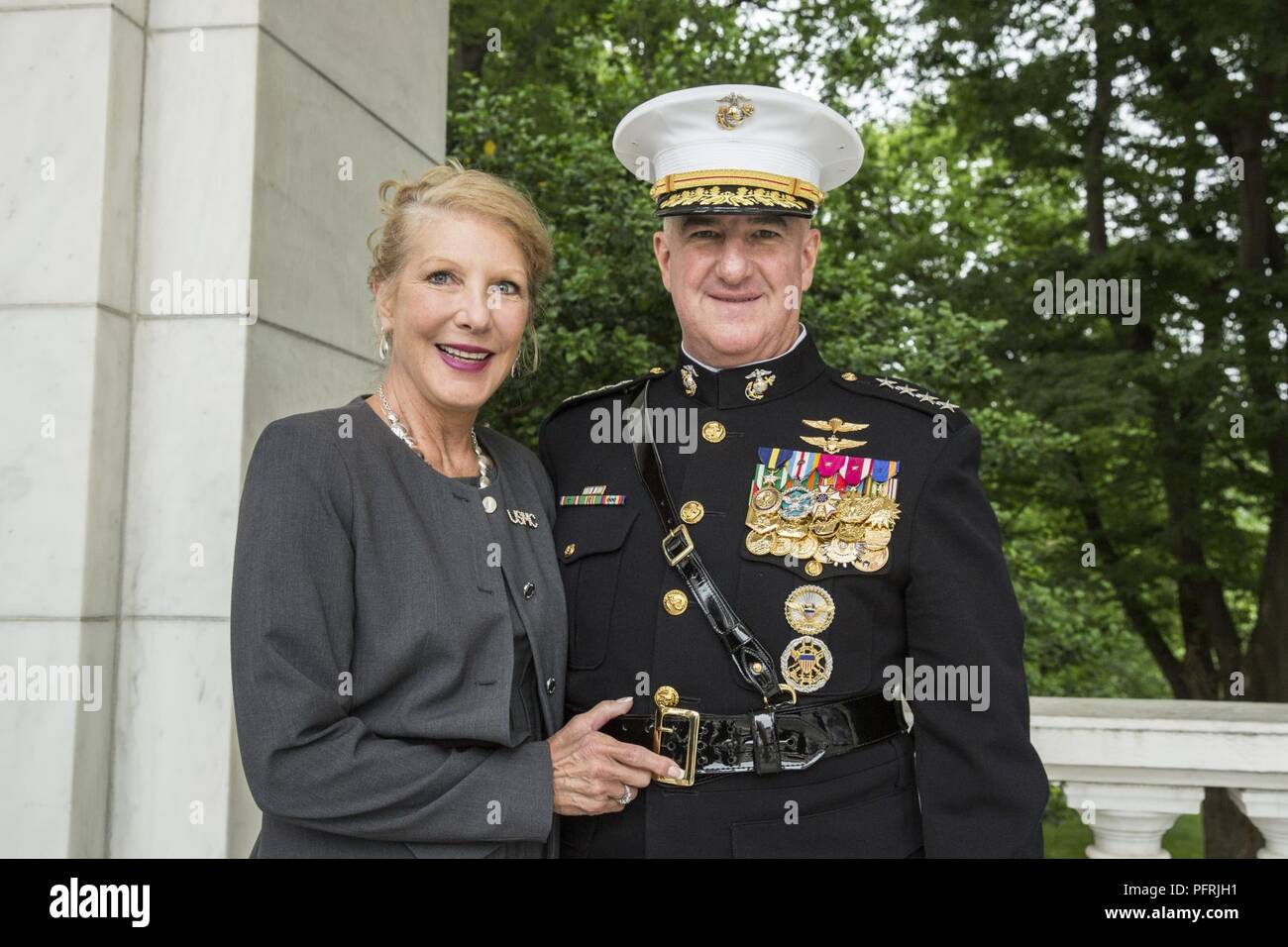 Le Commandant adjoint de la Marine Corps Le général Glenn M. Walters, droite, et sa femme, Gail Walters, posent pour une photo avant le jour du Souvenir 2018 Cérémonie de dépôt de gerbes sur la Tombe du Soldat inconnu, le Cimetière National d'Arlington, Arlington, Va., le 28 mai 2018. Chaque année, une cérémonie de couronne est placée sur la tombe, en l'honneur des sacrifices consentis par les soldats qui ont perdu leur vie au service des Etats-Unis d'Amérique. Banque D'Images