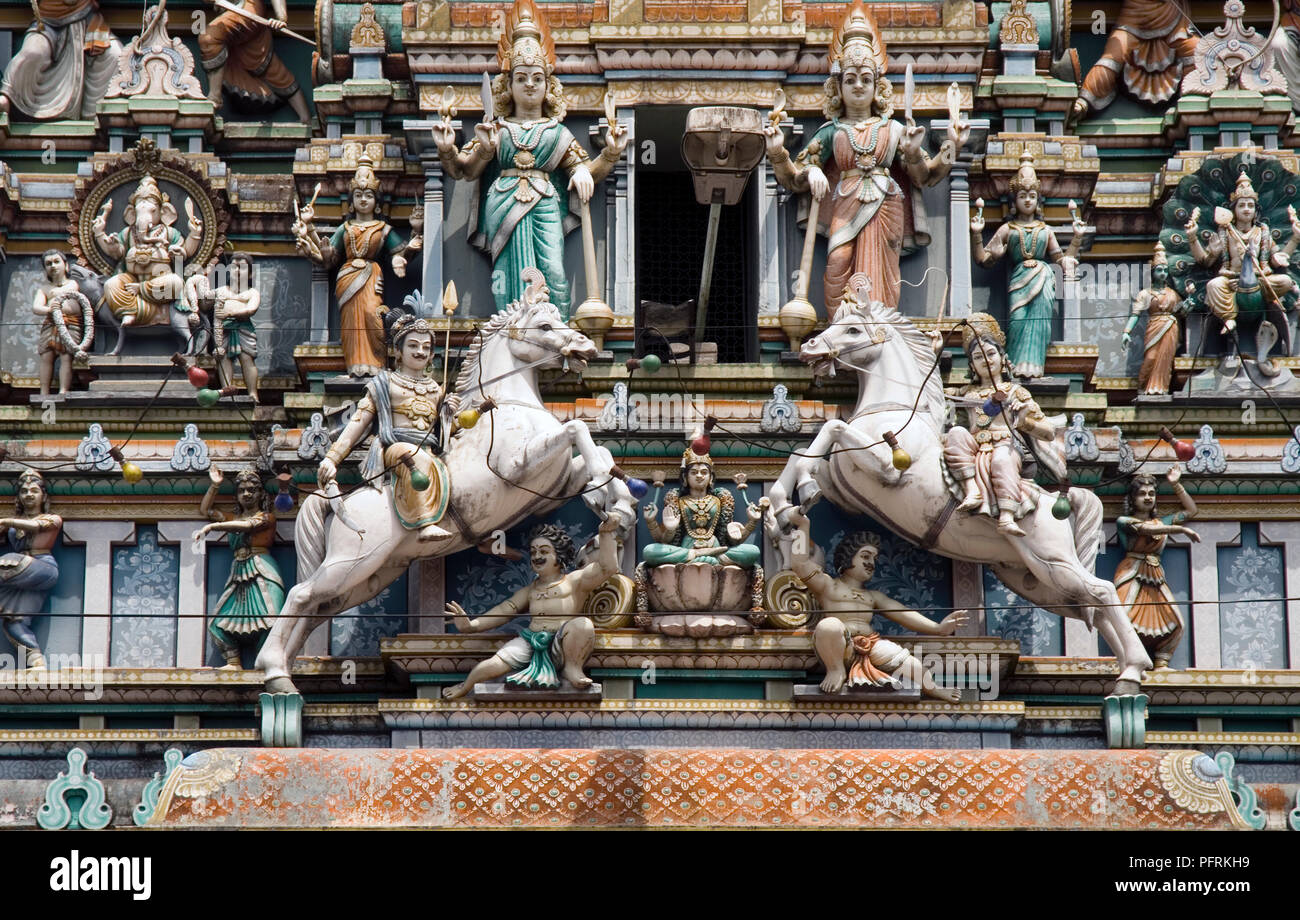La Malaisie, Kuala Lumpur, Temple Sri Mahamariamman, des statues de divinités et des chevaux au-dessus de entrée au temple Banque D'Images