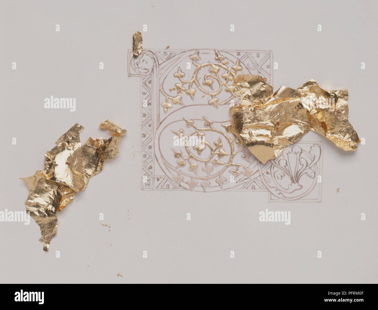 La feuille d'or sur Gesso lettre S Banque D'Images