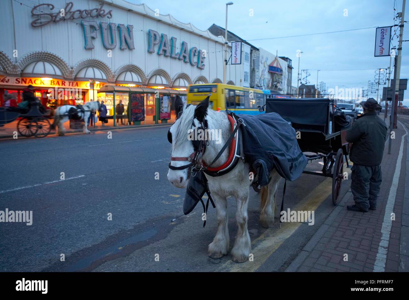 La Grande-Bretagne, l'Angleterre, dans le Lancashire, Blackpool, avec l'homme à cheval attendant à l'extérieur de jeux électroniques Banque D'Images