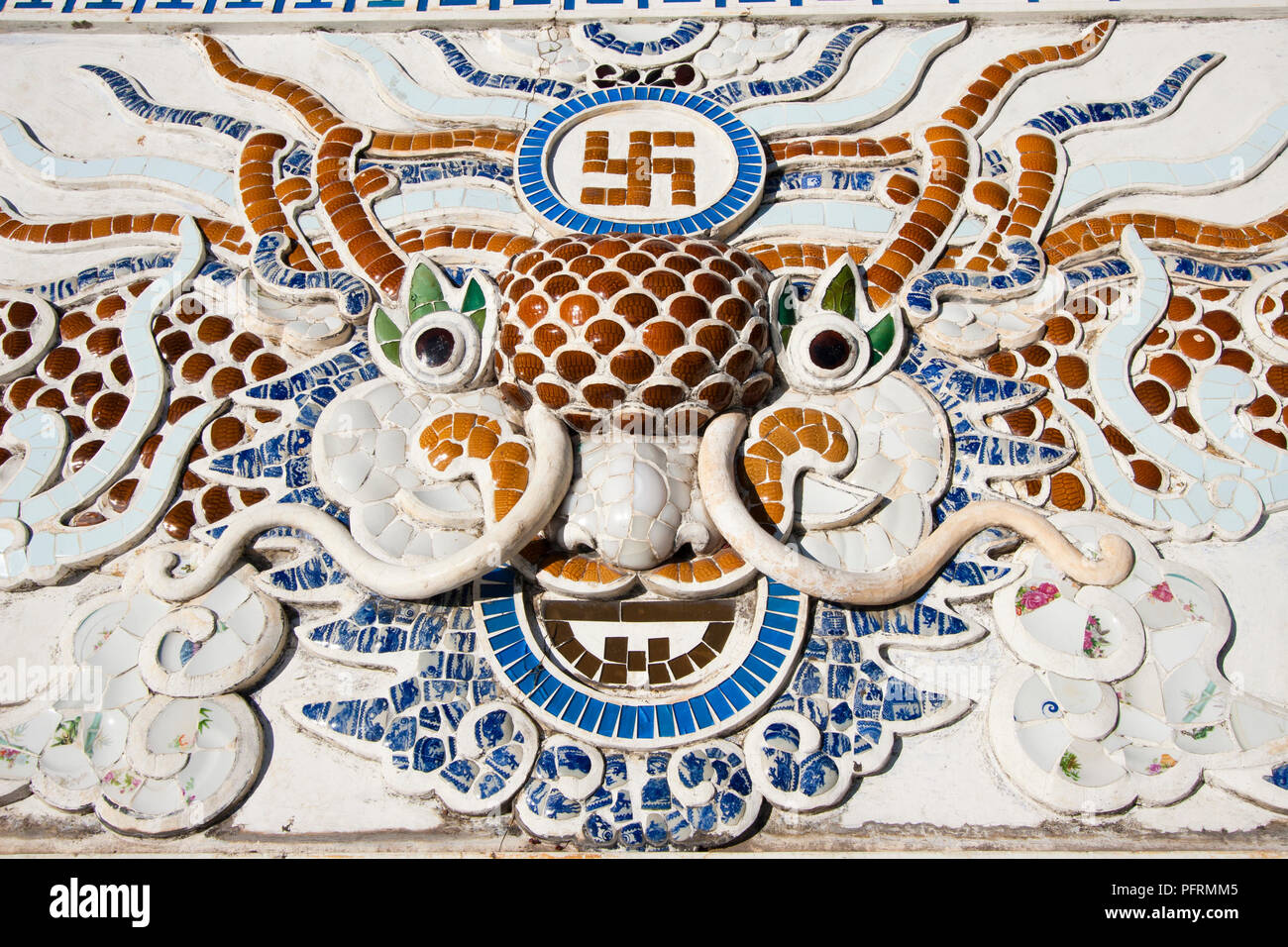 Le Vietnam, la côte centrale, Nha Trang, la Pagode Long Son, mosaïque représentant des symboles bouddhistes et tête de dragon Banque D'Images