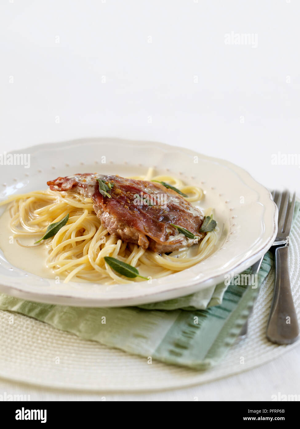 Saltimbocca de veau, veau garni de prosciutto et sage, sur un lit de spaghetti Banque D'Images