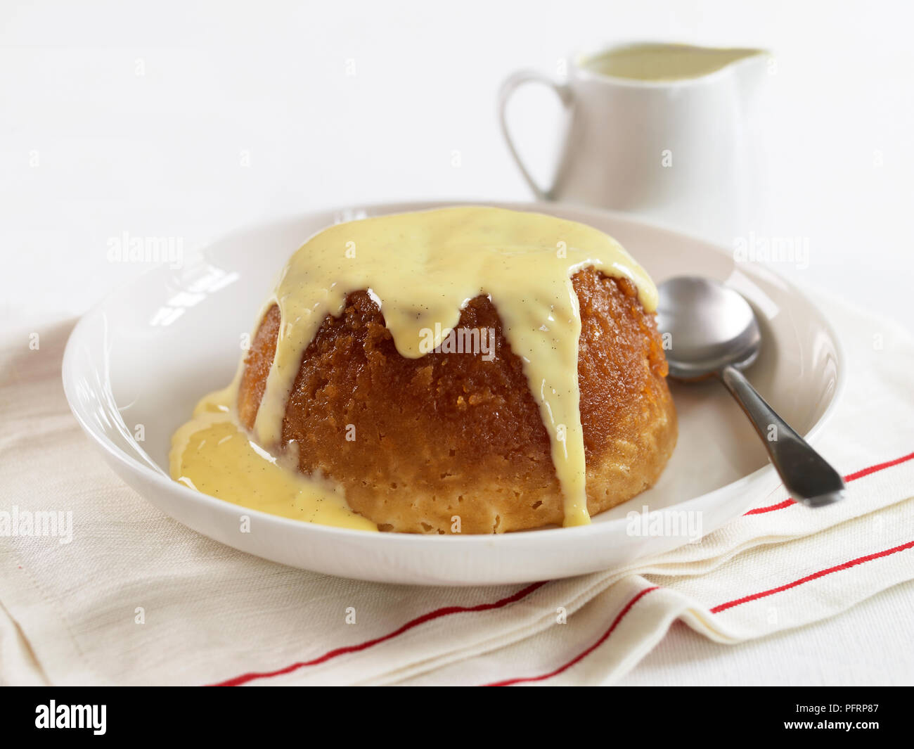 La mélasse pudding avec de la crème anglaise Banque D'Images
