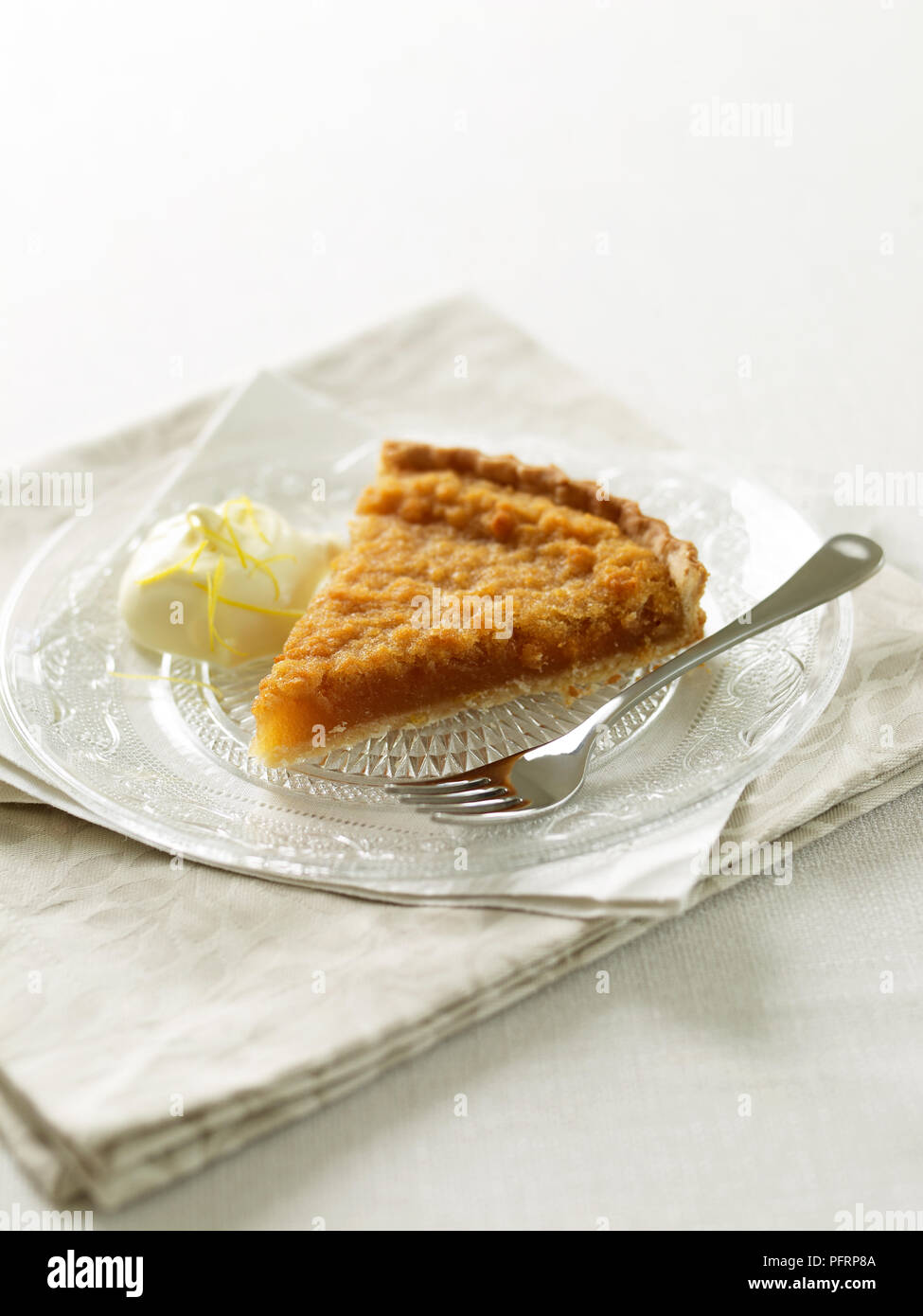 La mélasse tarte avec crème caillée sur une plaque de verre, avec une fourchette d'argent Banque D'Images