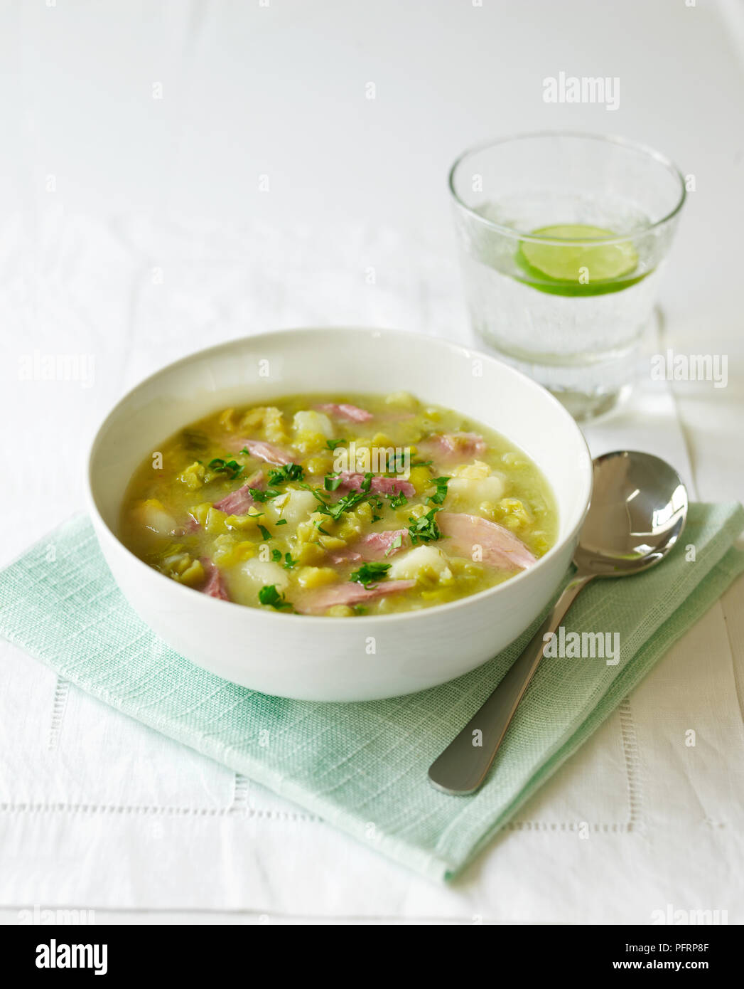 Bol de soupe aux pois et jambon Banque de photographies et d’images à ...