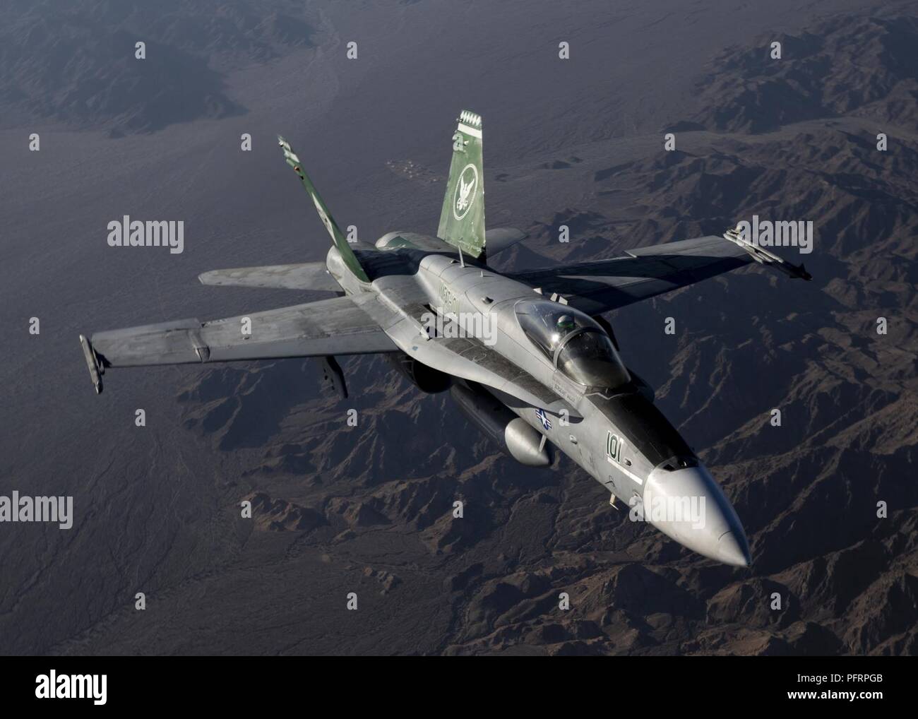 Un F/A-18 Hornet avec Marine Fighter Squadron 101 de la formation d'attaque, Marine Aircraft Group 11, 3rd Marine Aircraft Wing, vole dans une formation en tant que le soleil se couche le long de la côte du Pacifique, en Californie du Sud, le 24 mai. Groupe d'aéronefs Marine 11 août 1941 commandé à Quantico, Virginie comme le premier avion du Marine Corps groupe. Banque D'Images