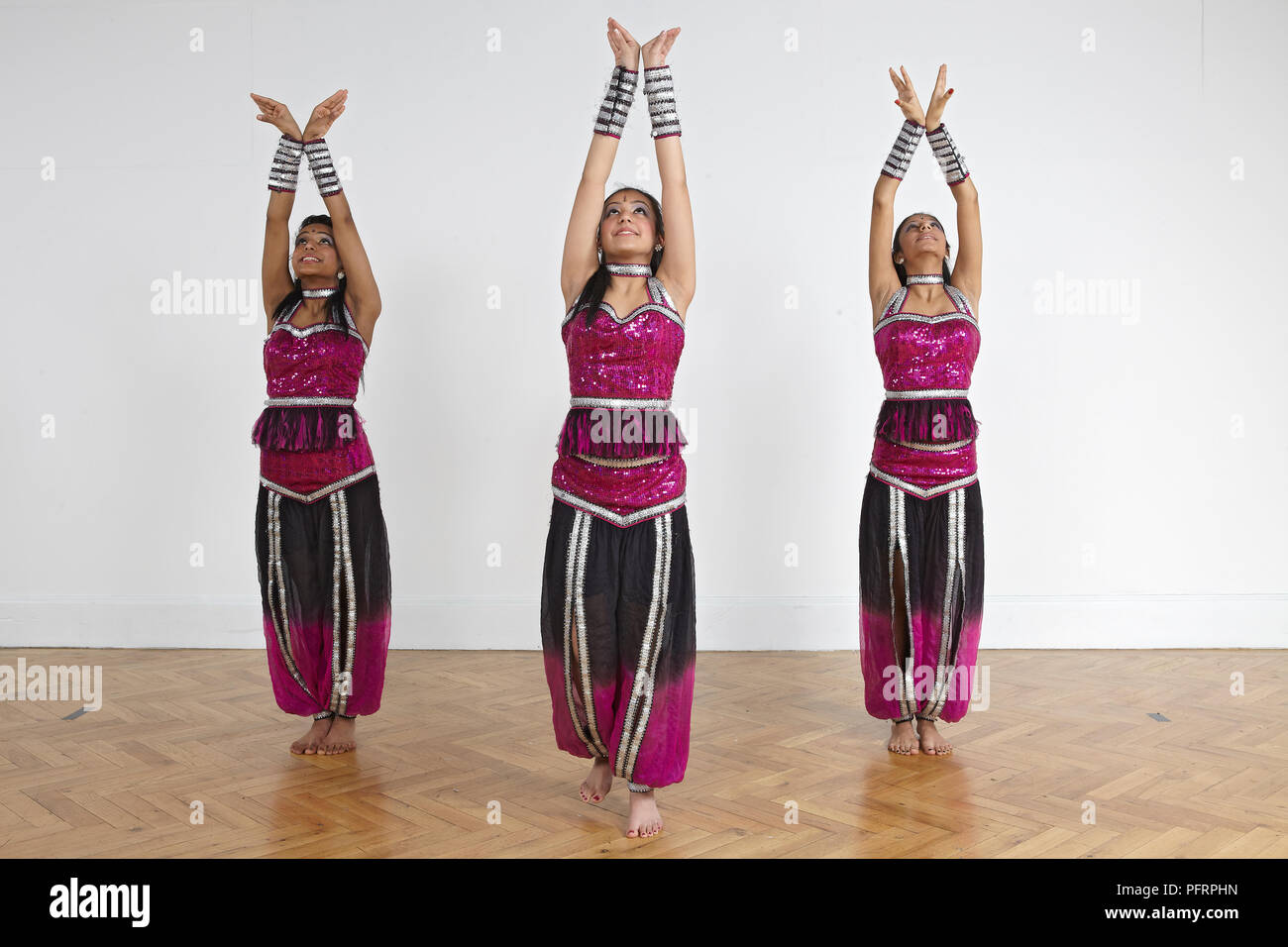Trois adolescentes d'effectuer des mouvements de danse Bollywood (formation) Banque D'Images