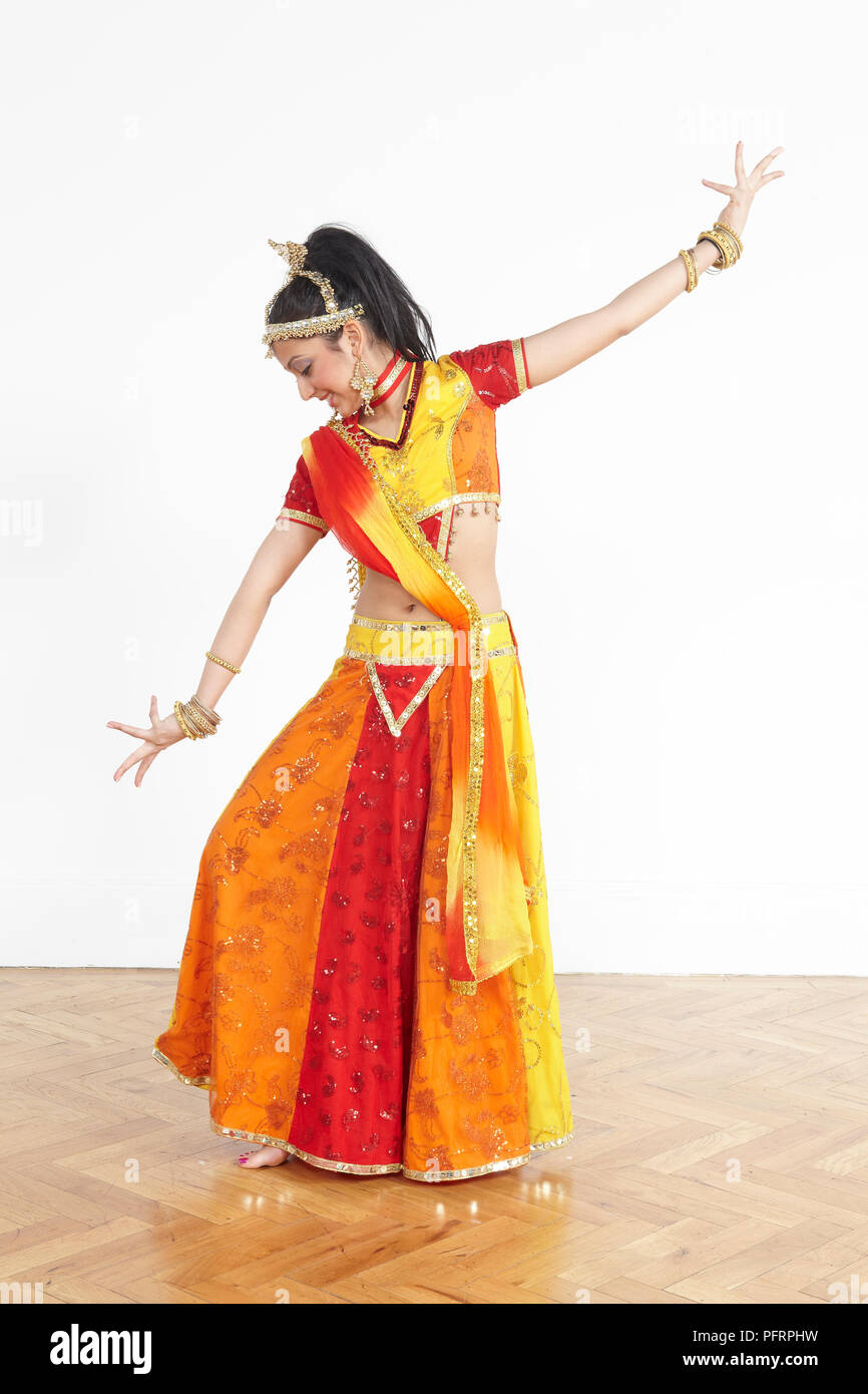 Woman performing Bollywood dance déplacer Banque D'Images