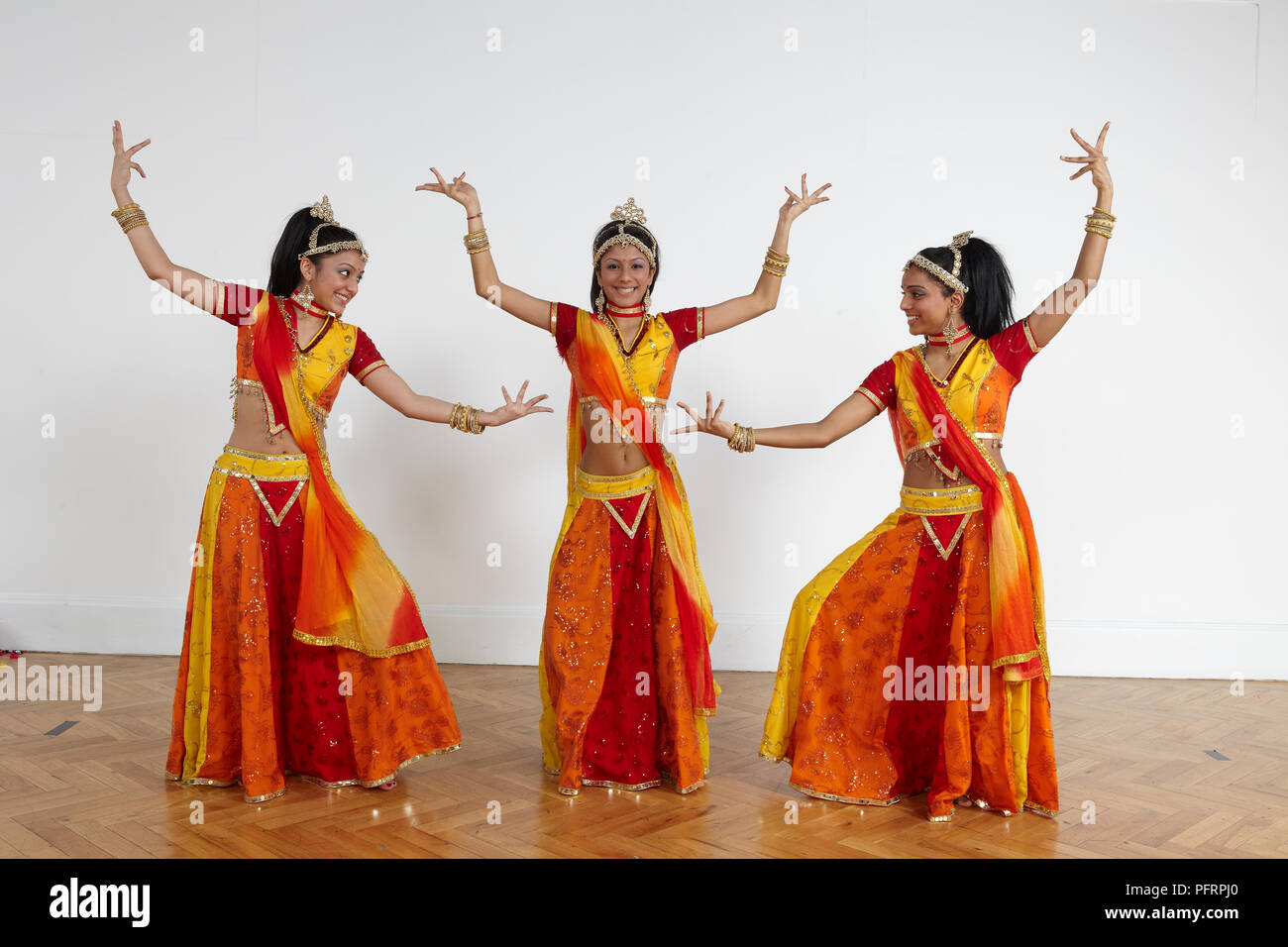 Les adolescentes d'effectuer des mouvements de danse Bollywood (formation) Banque D'Images