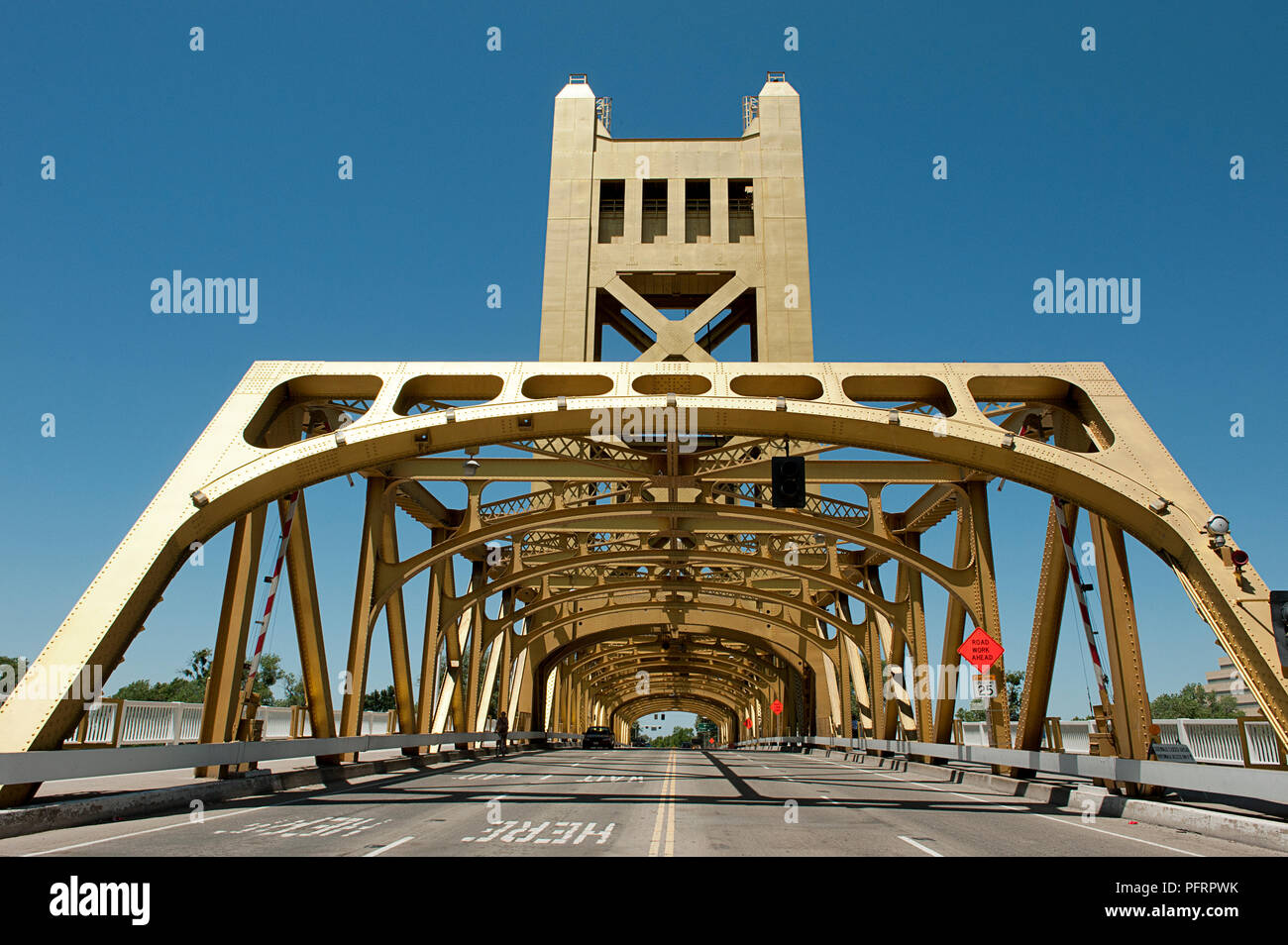 États-unis, Californie, Sacramento, Tower Bridge et route à quatre voies construite en 1911 Banque D'Images