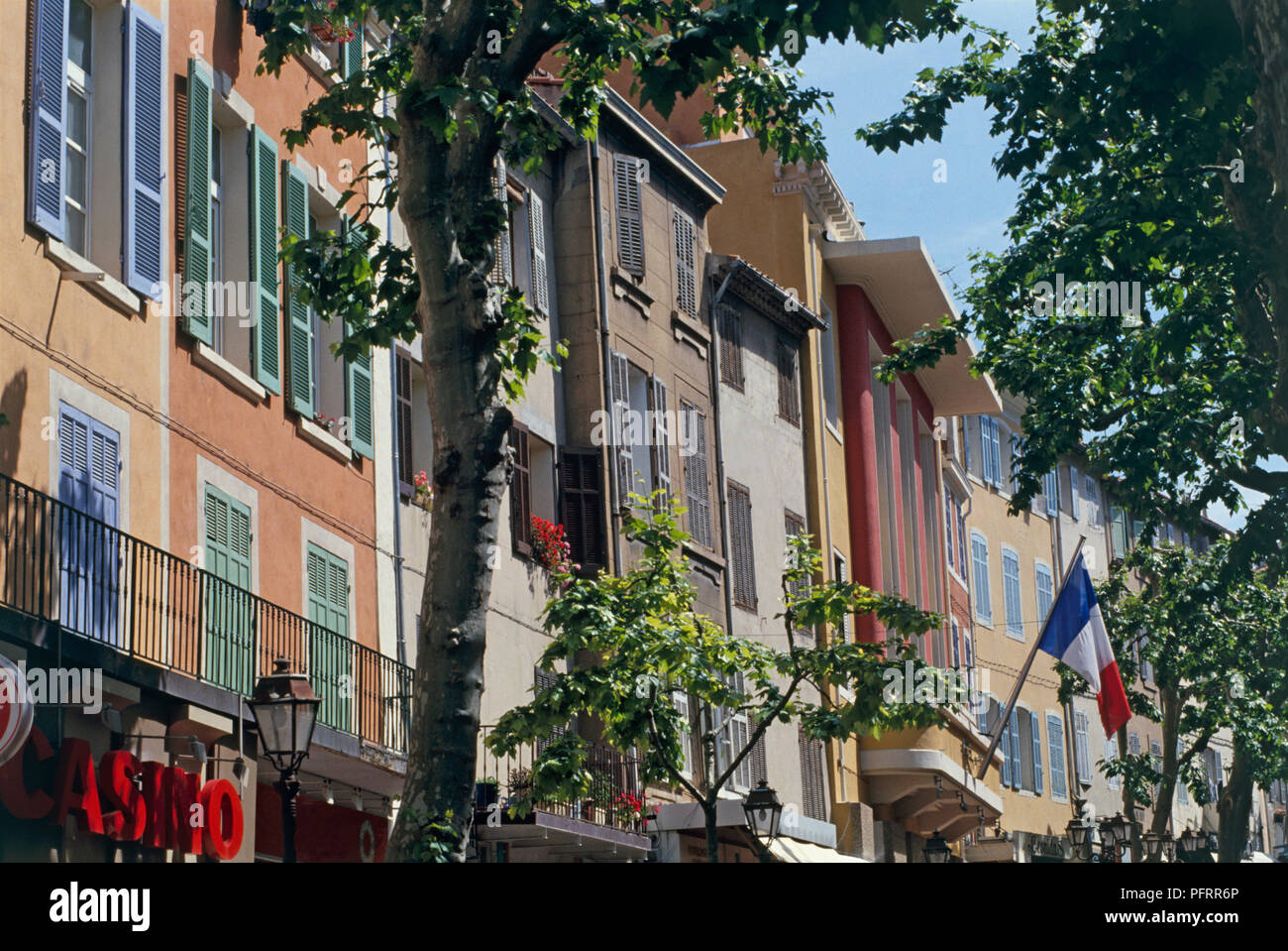 France, Salon-en-Provence, la région de façades de magasins de stree Banque D'Images
