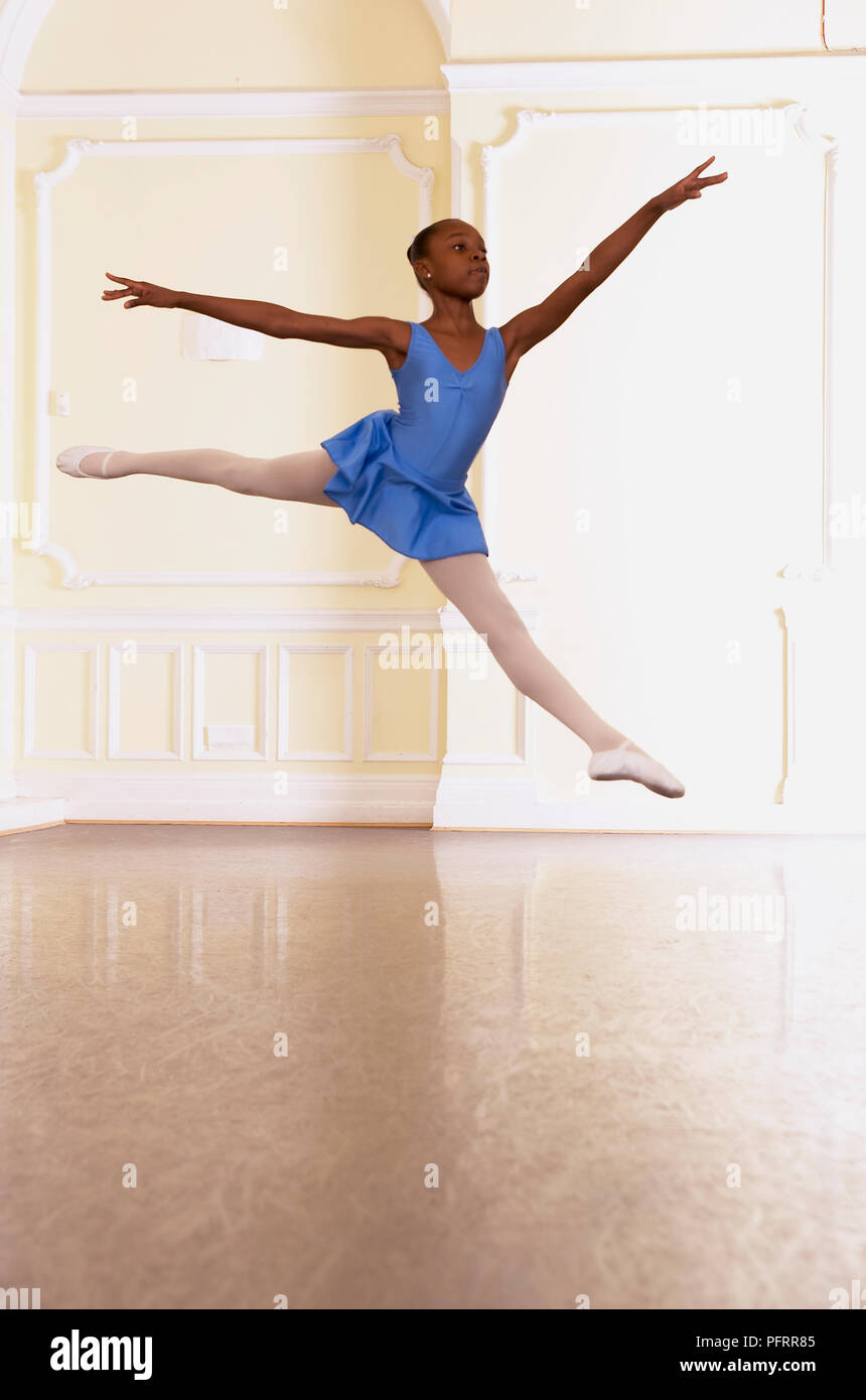 Ballet dancer performing jump (sissone ouvert en avant) Banque D'Images