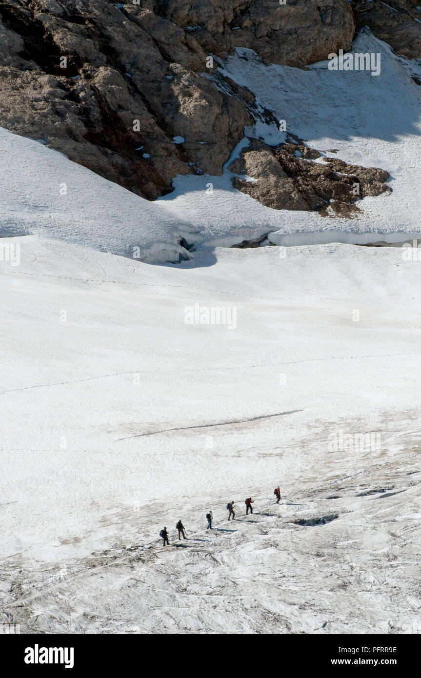 L'Italie, Trentin-Haut-Adige, Marmolada, les gens marcher sur un glacier dans les montagnes Banque D'Images