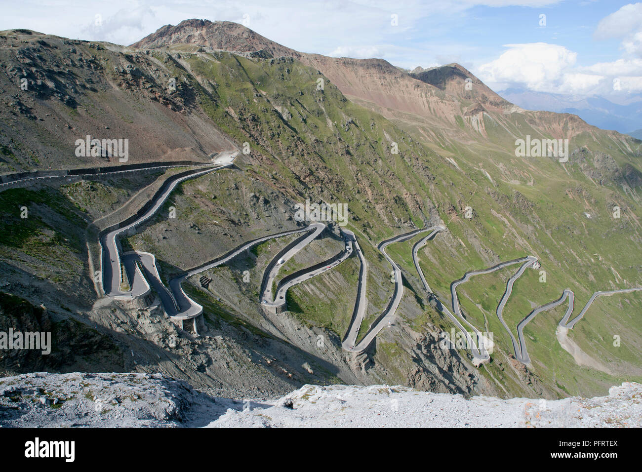 L'Italie, col du Stelvio (passo dello Stelvio, Stilfserjoch), la route sinueuse de 48 lacets pour le sommet du col Banque D'Images